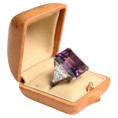 Anello vintage con ametista taglio smeraldo (circa 26,40 carati) e diamanti, platino