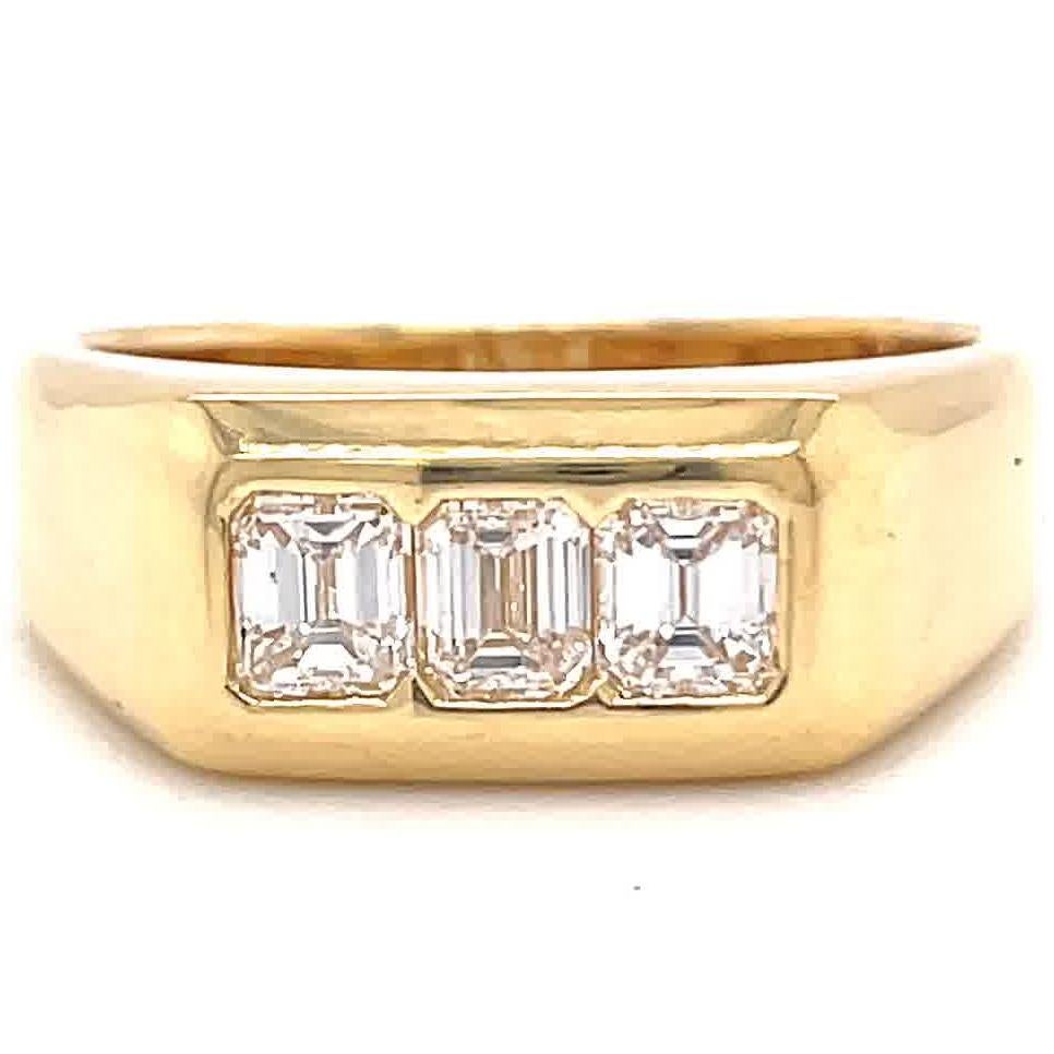 Vintage Emerald Cut Diamond 18 Karat Gold Ring In Excellent Condition In Beverly Hills, CA