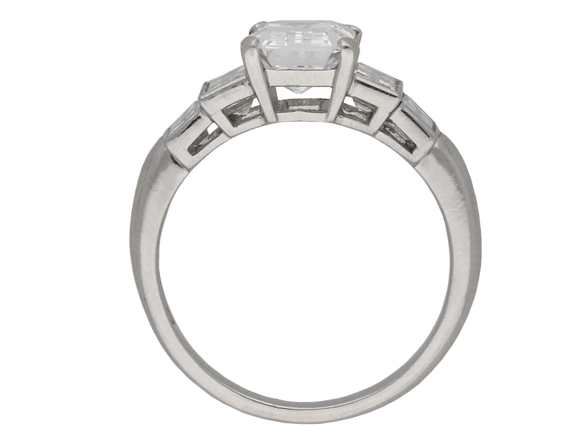 Taille émeraude Bague solitaire flanquée en diamant taillé en émeraude (couleur D, pureté IF), vers 1950 en vente