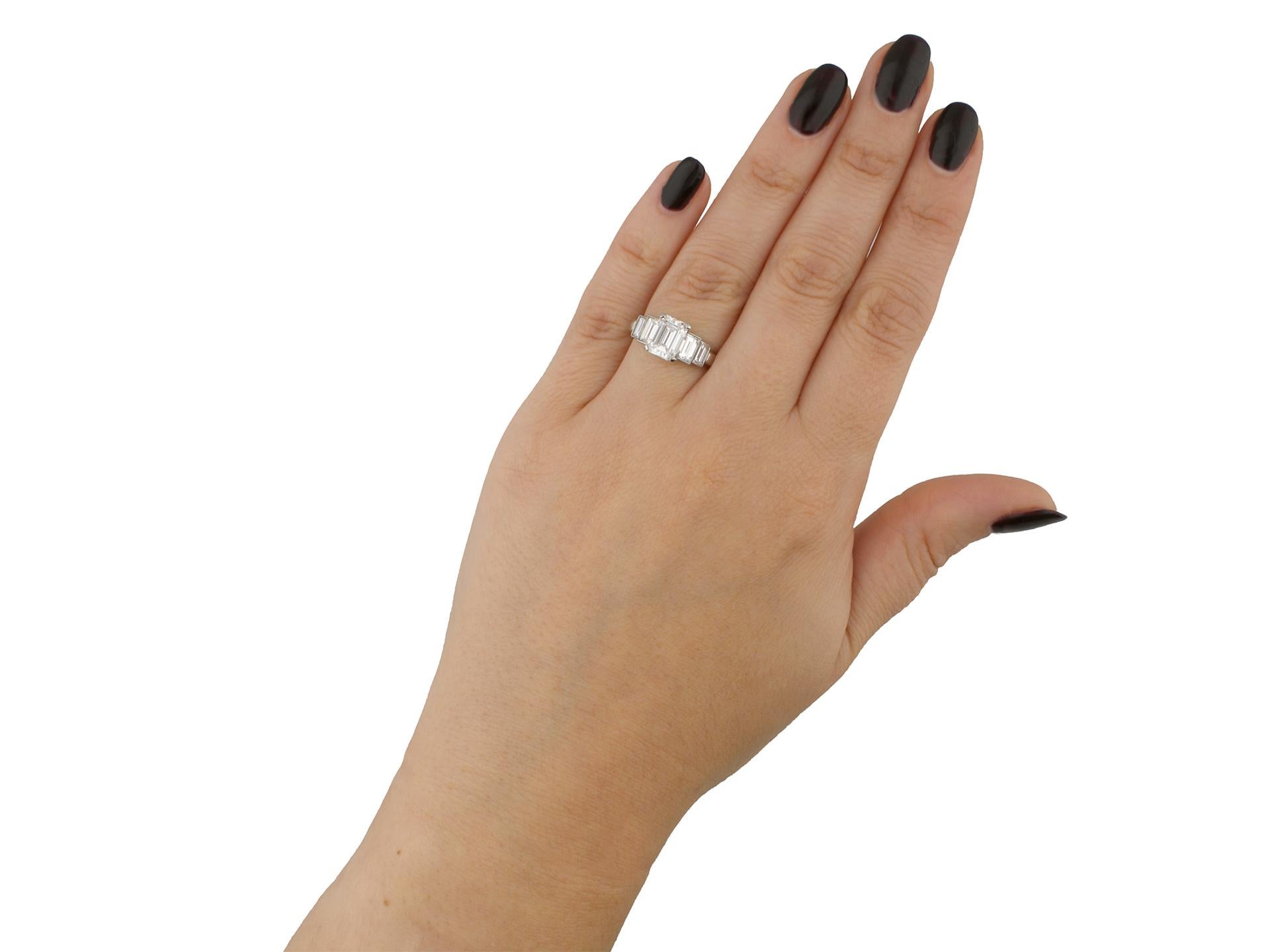 Bague solitaire flanquée en diamant taillé en émeraude (couleur D, pureté IF), vers 1950 Unisexe en vente