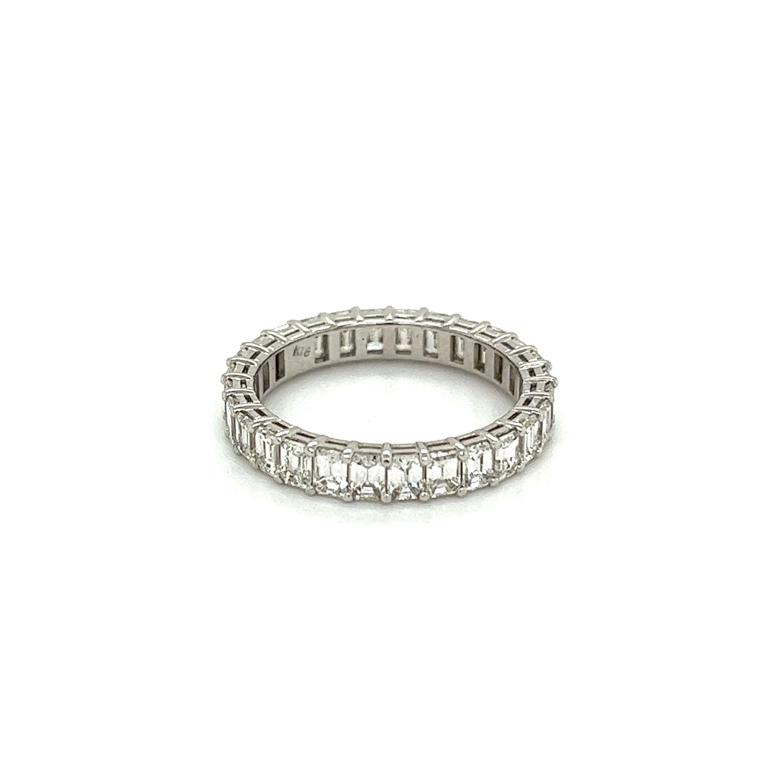 Vintage Emerald Cut Diamond Gold Eternity Band Ring Estate Fine Jewelry In Excellent Condition For Sale In Montreal, QC