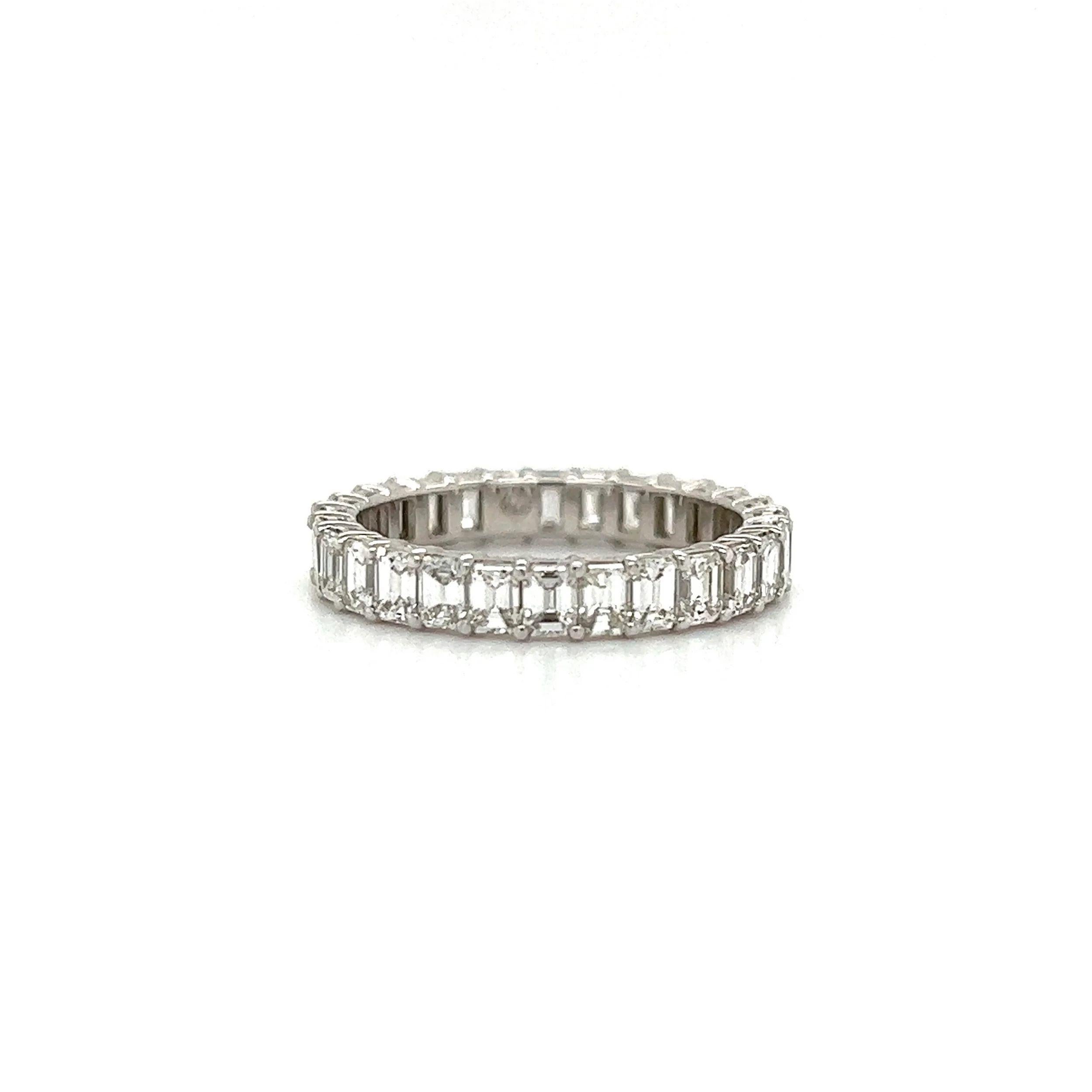Vintage Emerald Cut Diamond Gold Eternity Band Ring Estate Jewelry In condizioni ottime in vendita a Montreal, QC