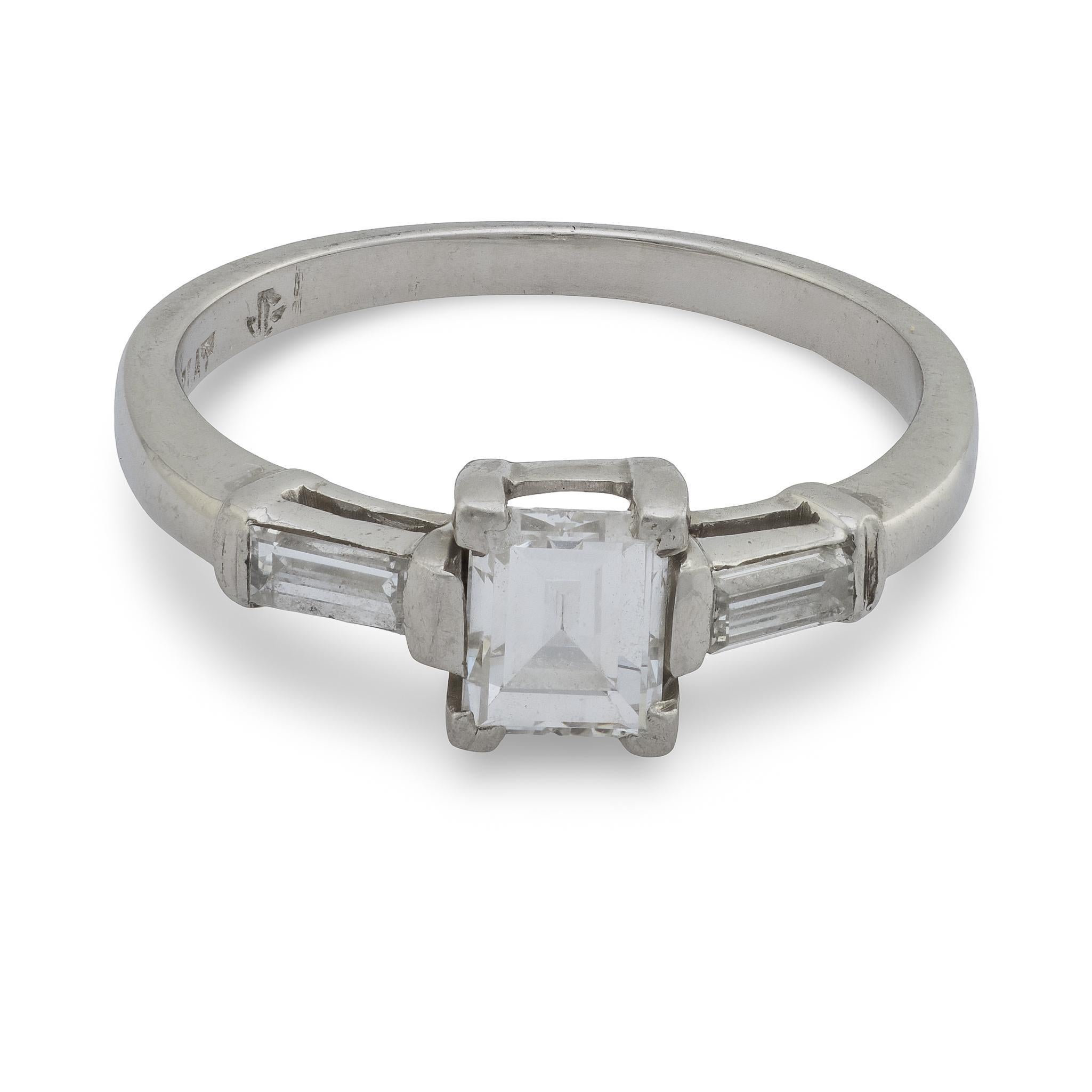 Moderno Anello di fidanzamento in platino con diamante taglio smeraldo vintage in vendita