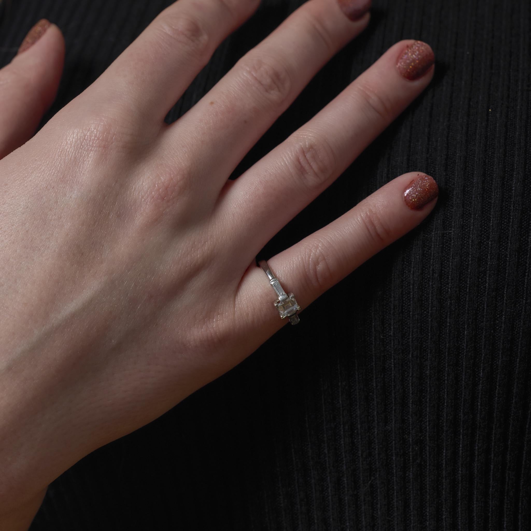 Donna Anello di fidanzamento in platino con diamante taglio smeraldo vintage in vendita