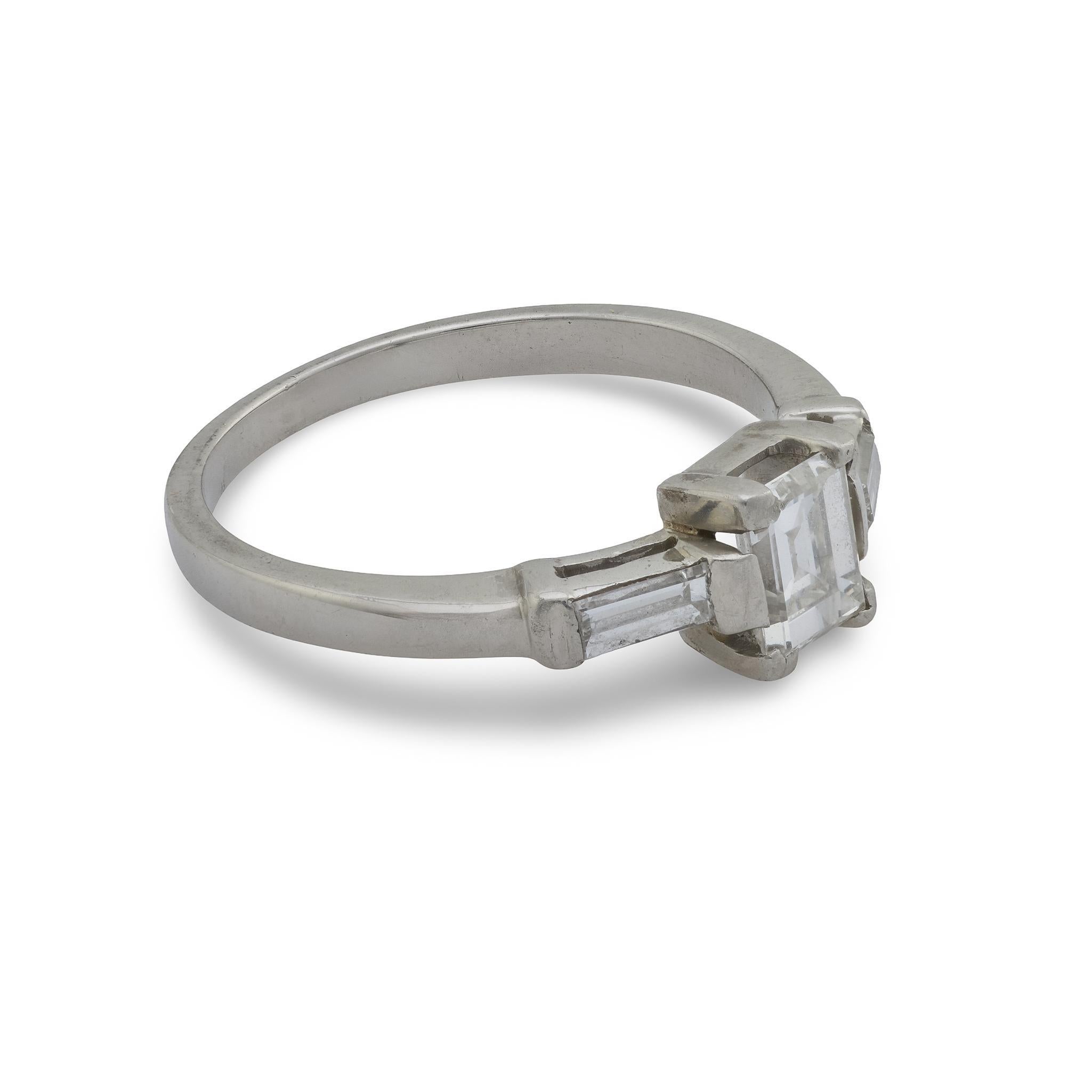Anello di fidanzamento in platino con diamante taglio smeraldo vintage in vendita 1