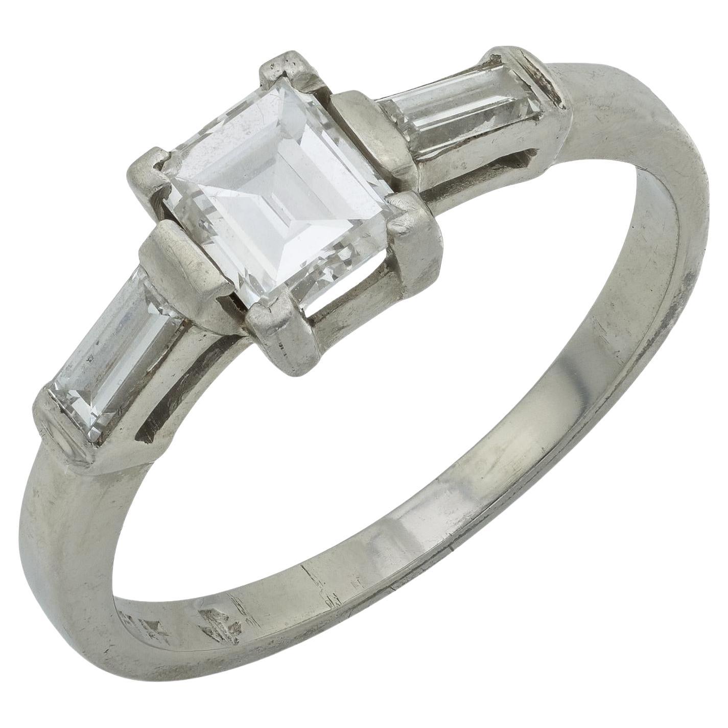 Anello di fidanzamento in platino con diamante taglio smeraldo vintage in vendita