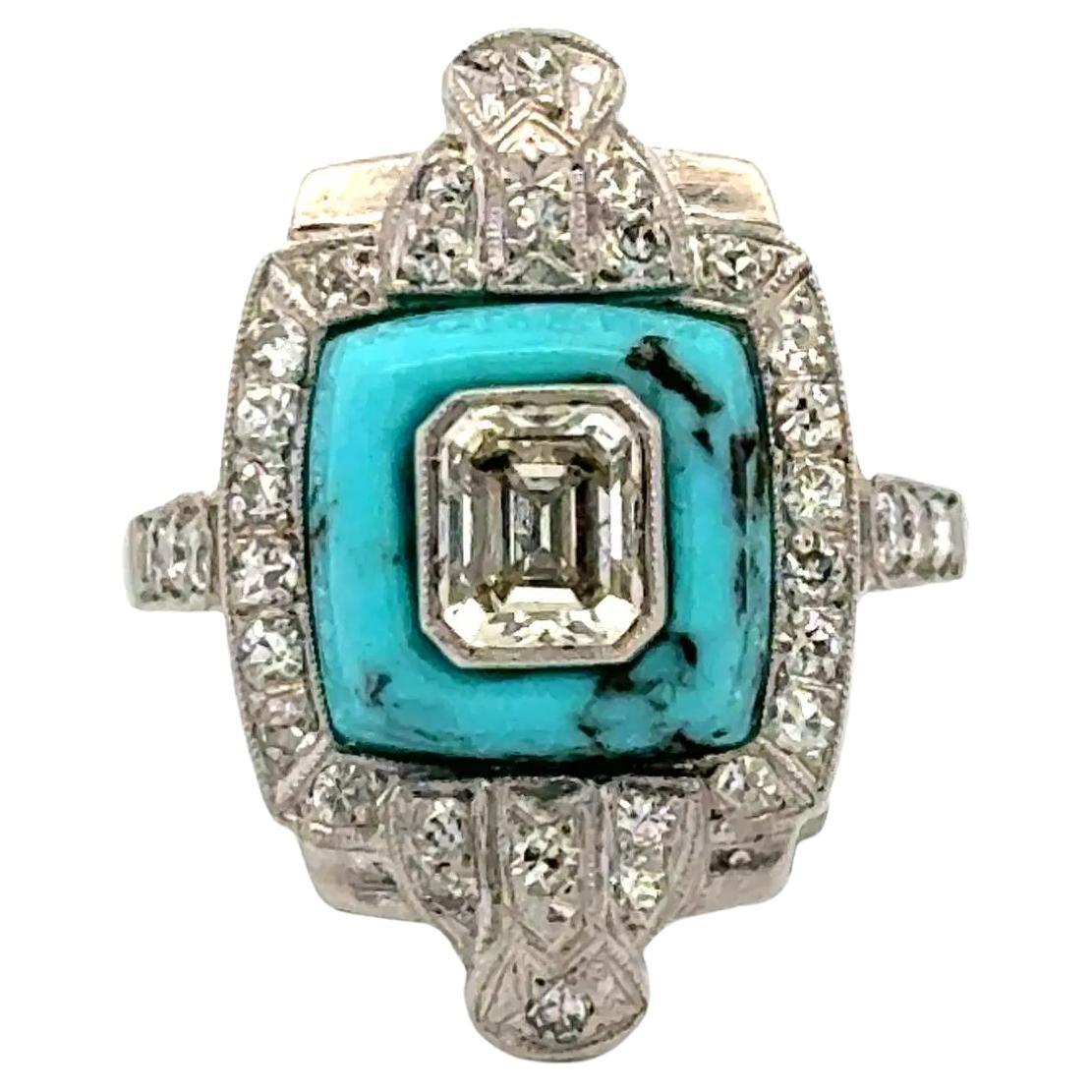 Anello vintage in platino con diamante taglio smeraldo incastonato in un turchese e diamanti circostanti