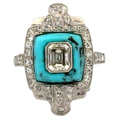 Anello vintage in platino con diamante taglio smeraldo incastonato in un turchese e diamanti circostanti