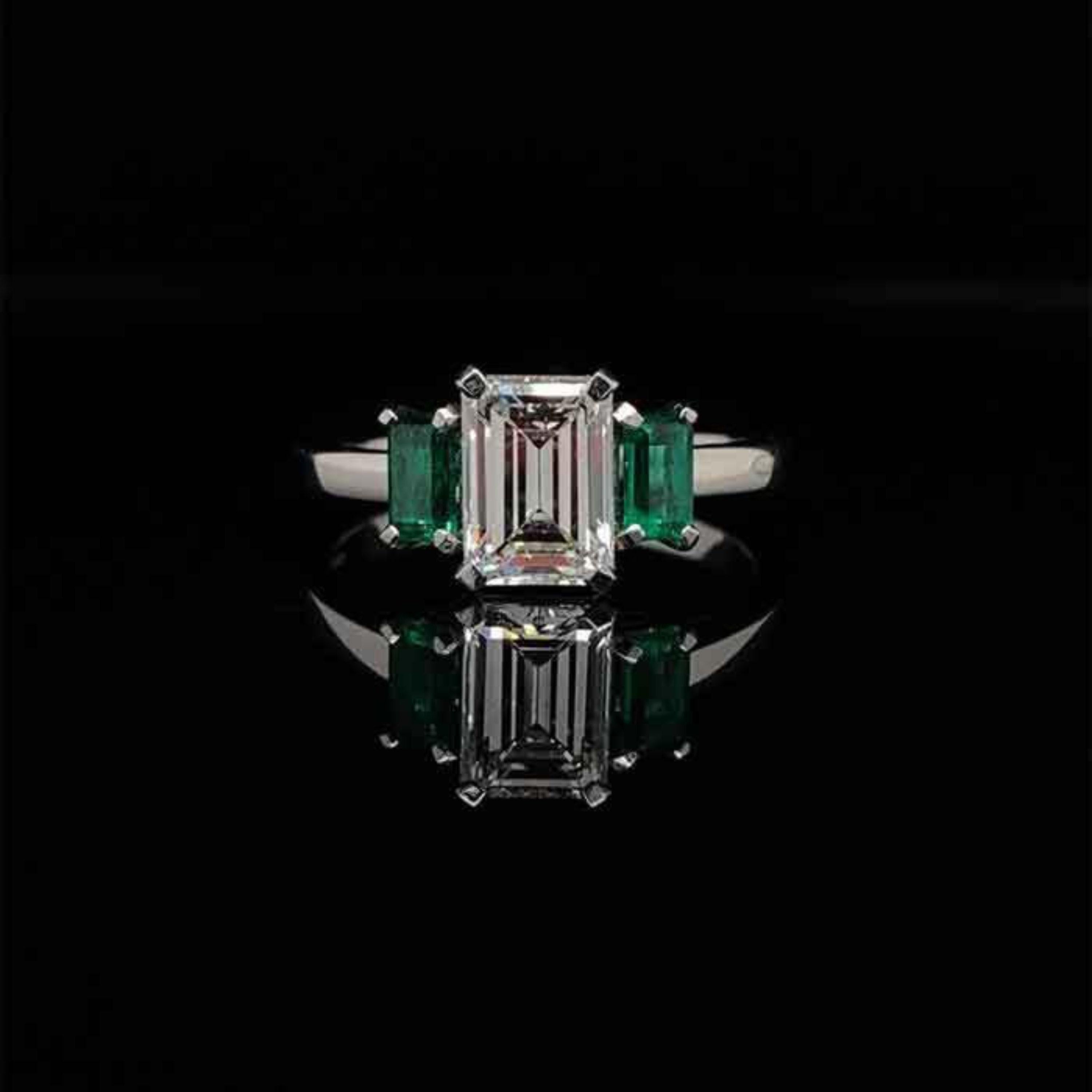 Im Angebot: Verlobungsring aus 18 Karat Gold mit 1,5 Karat zertifiziertem natürlichem Diamant und Smaragd im Art déco-Stil () 2