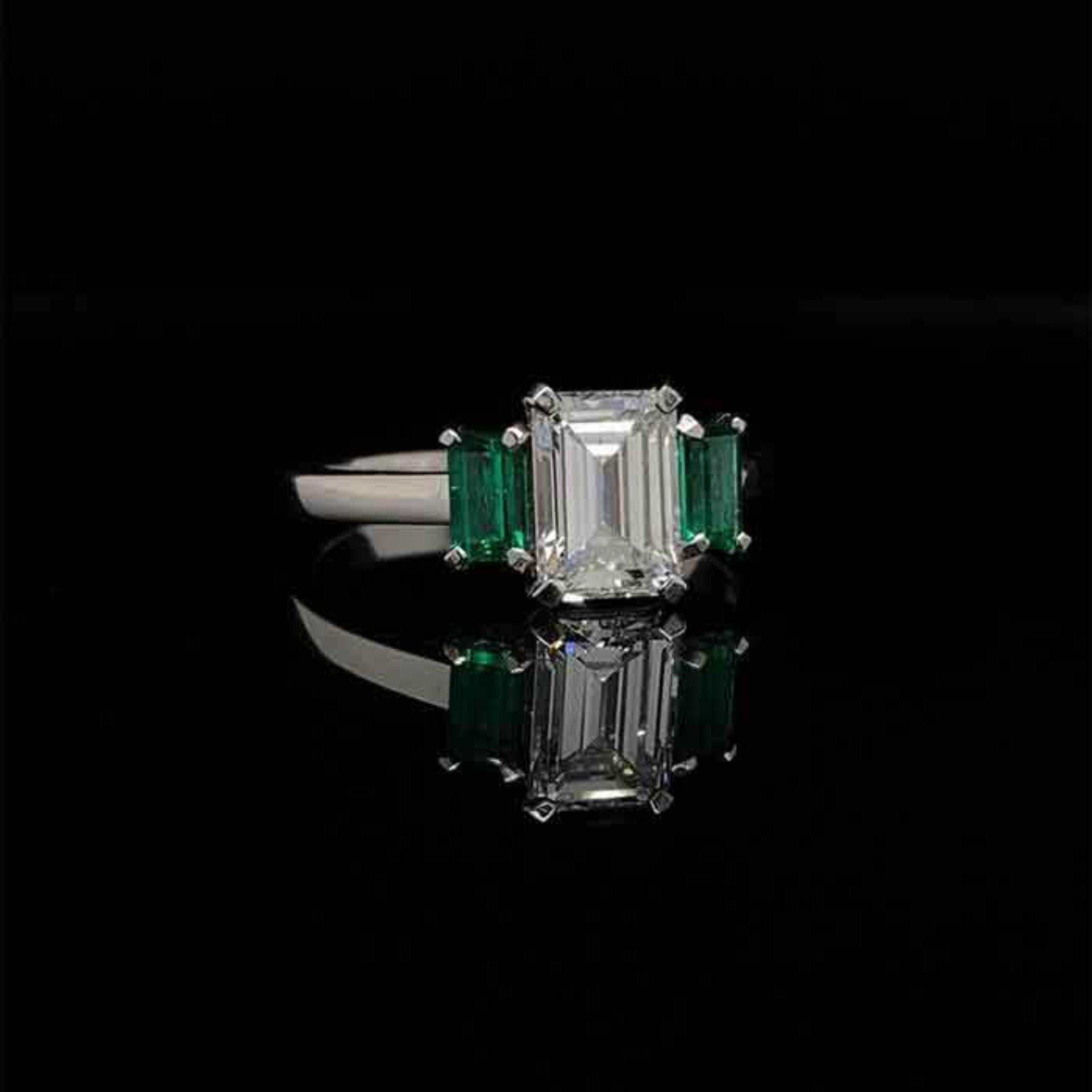 Im Angebot: Verlobungsring aus 18 Karat Gold mit 1,5 Karat zertifiziertem natürlichem Diamant und Smaragd im Art déco-Stil () 3