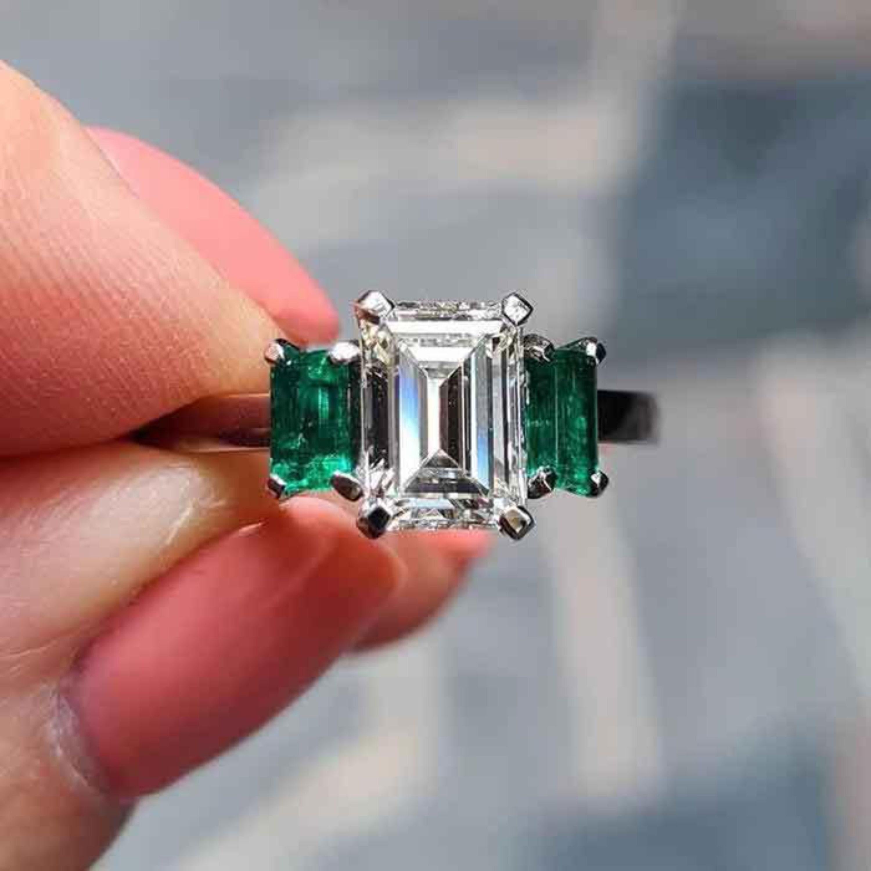 Im Angebot: Verlobungsring aus 18 Karat Gold mit 1,5 Karat zertifiziertem natürlichem Diamant und Smaragd im Art déco-Stil () 4