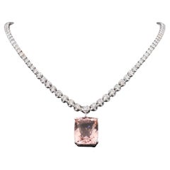 Collier pendentif vintage avec Morganite taille émeraude et diamants