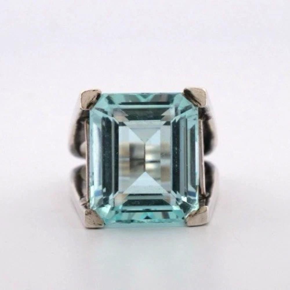 ✦ In offerta un sorprendente anello vintage con un'acquamarina naturale taglio smeraldo, che misura circa 18 x 15 x 10 mm e pesa circa 18,20 carati. La pietra è pulita, con leggere abrasioni superficiali, ma non presenta scheggiature o graffi