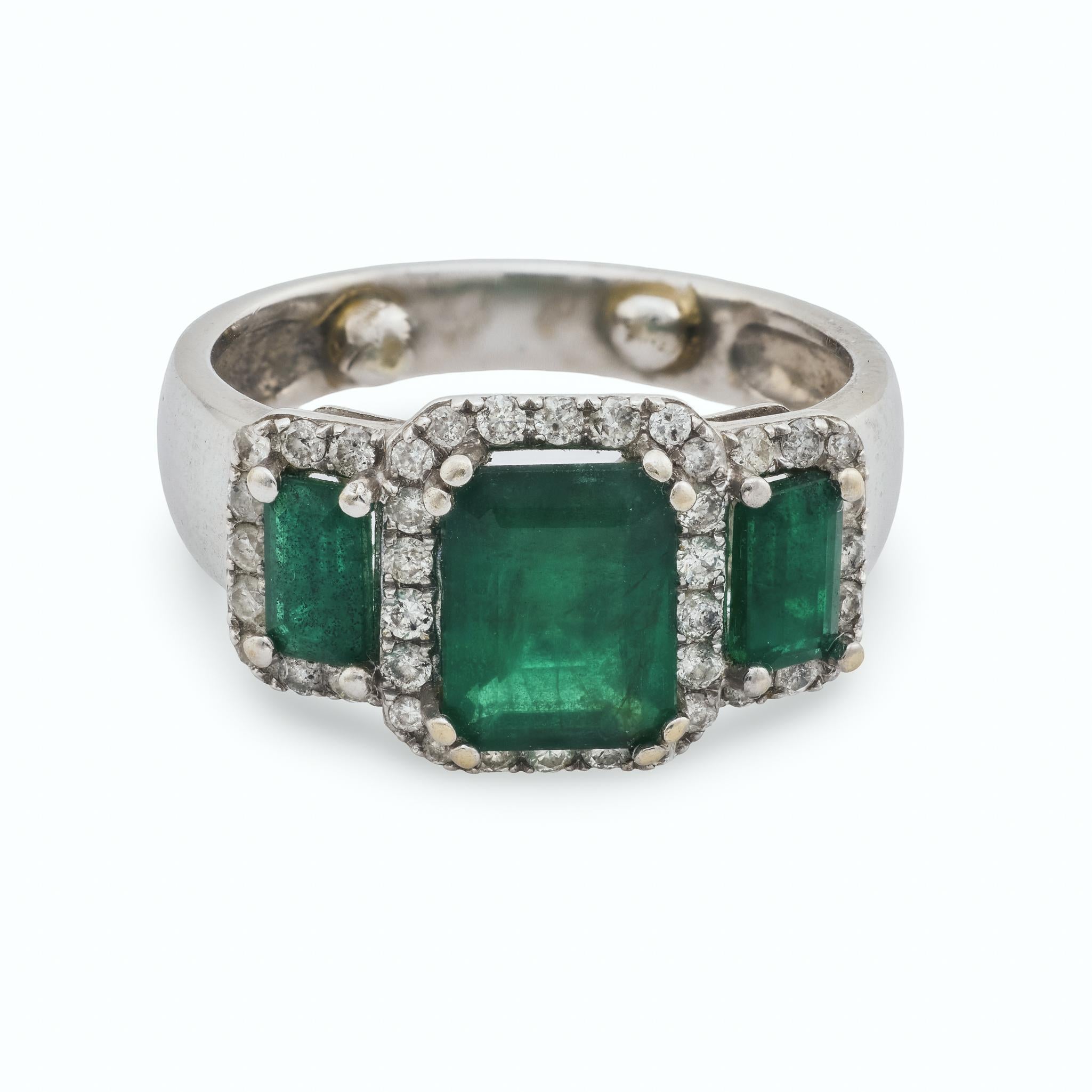 Questo anello vintage in oro bianco 14k risplende di ricche sfumature di smeraldo accentate da diamanti scintillanti, creando una composizione raffinata ed elegante di colore e luce.