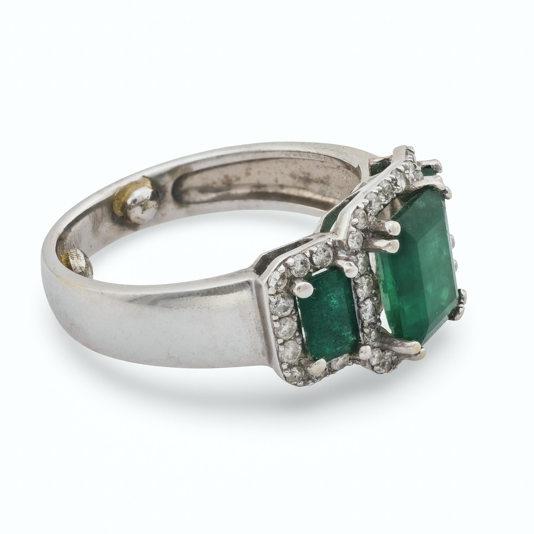 Contemporaneo Anello vintage con smeraldo e diamante in oro bianco 14 carati con tre pietre in vendita
