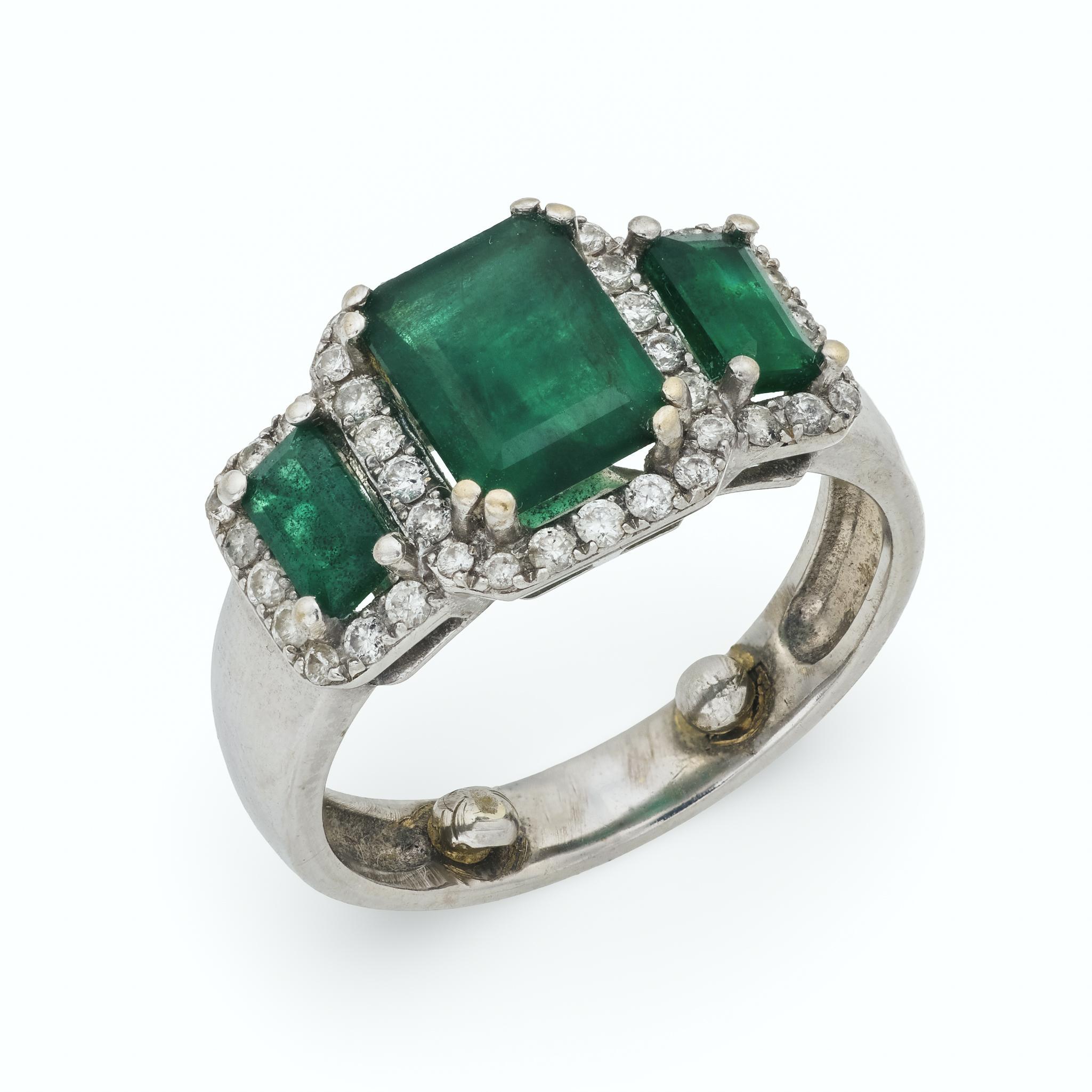 Anello vintage con smeraldo e diamante in oro bianco 14 carati con tre pietre in vendita