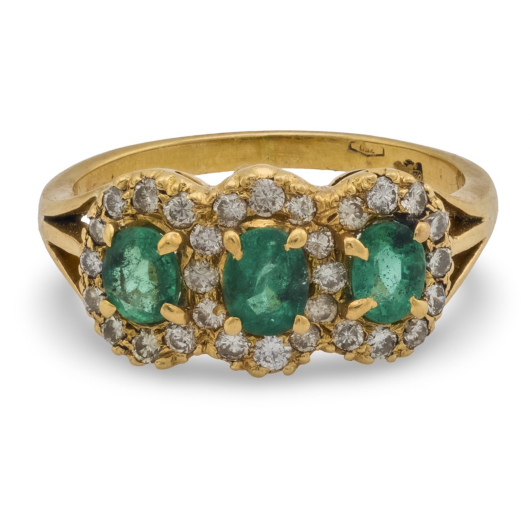Moderne Vintage emerald diamond 18k yellow gold 3 stone ring en vente