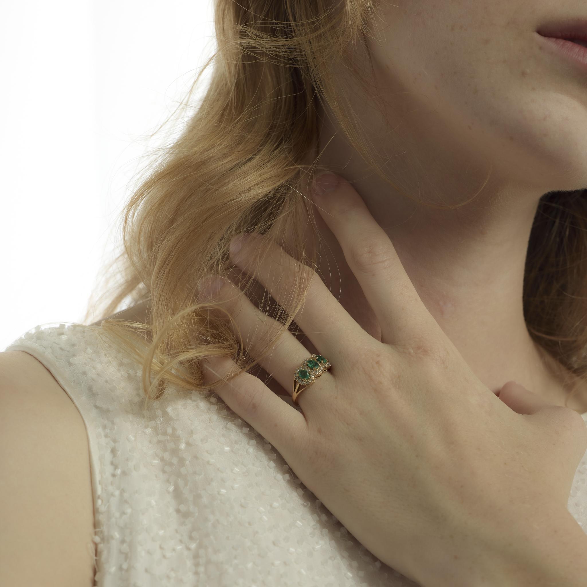 Vintage emerald diamond 18k yellow gold 3 stone ring Bon état - En vente à Beverly Hills, CA