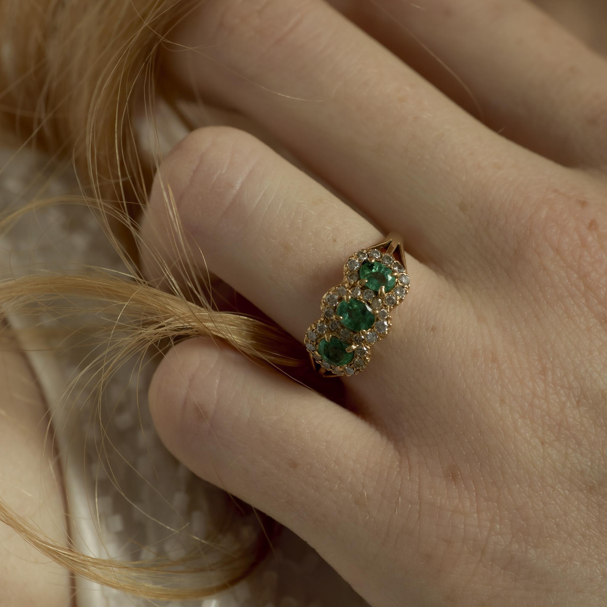 Vintage emerald diamond 18k yellow gold 3 stone ring en vente 1