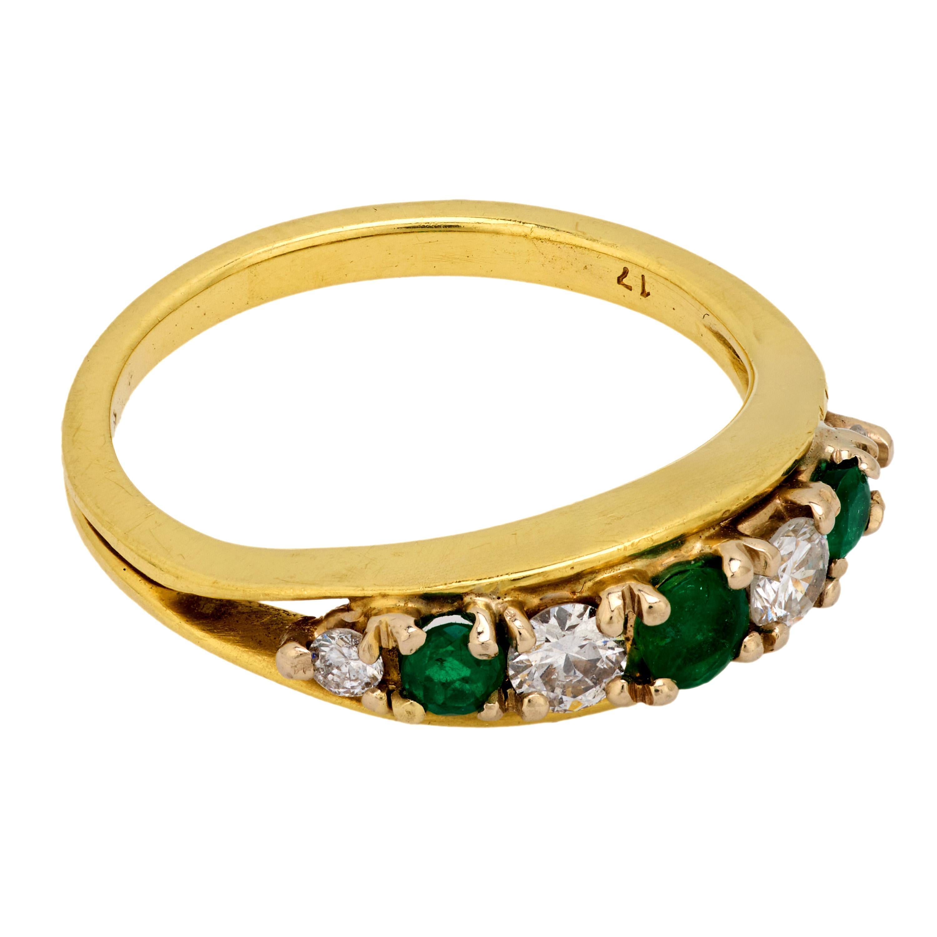 Modern Vintage emerald diamond 18k yellow gold band For Sale