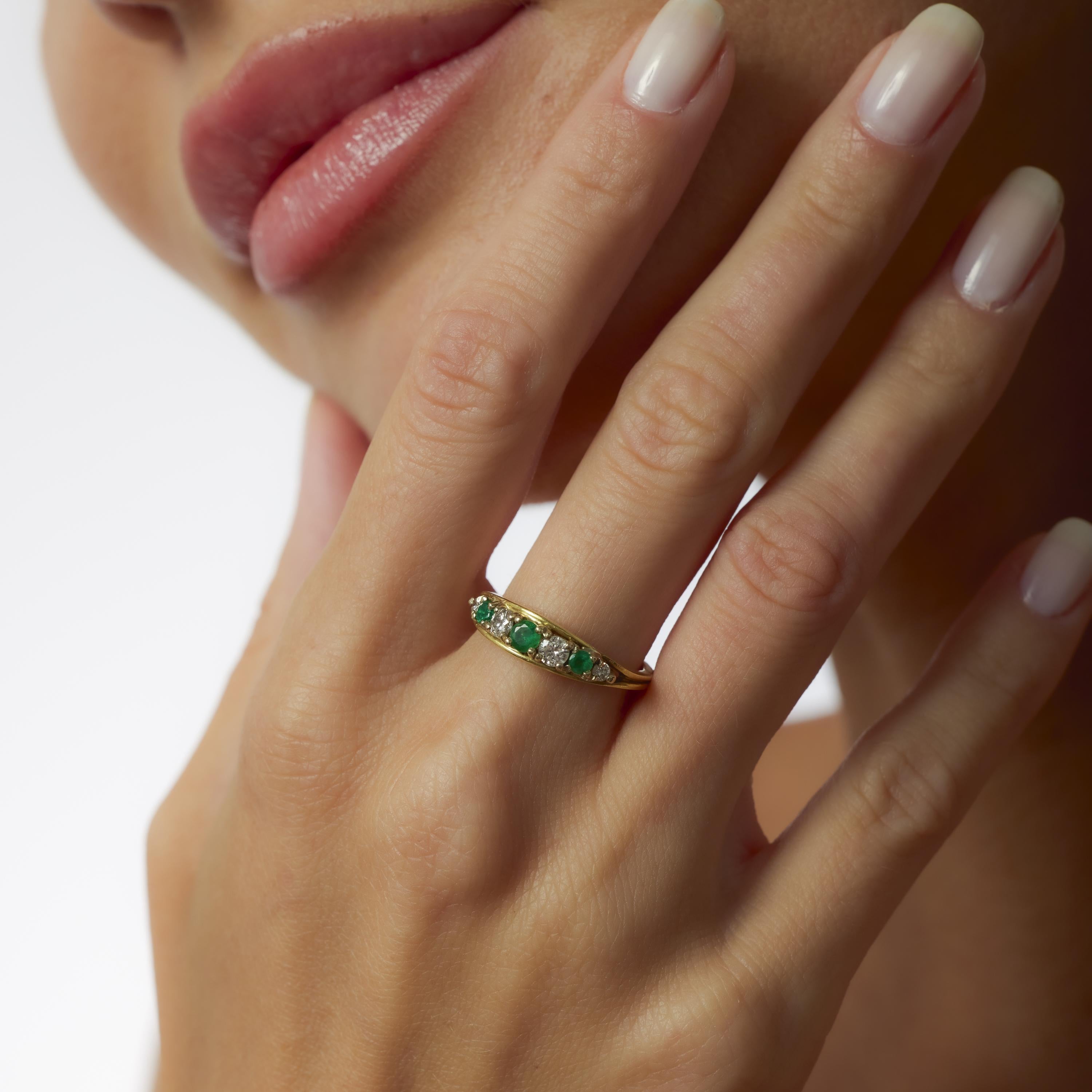 Round Cut Vintage emerald diamond 18k yellow gold band For Sale
