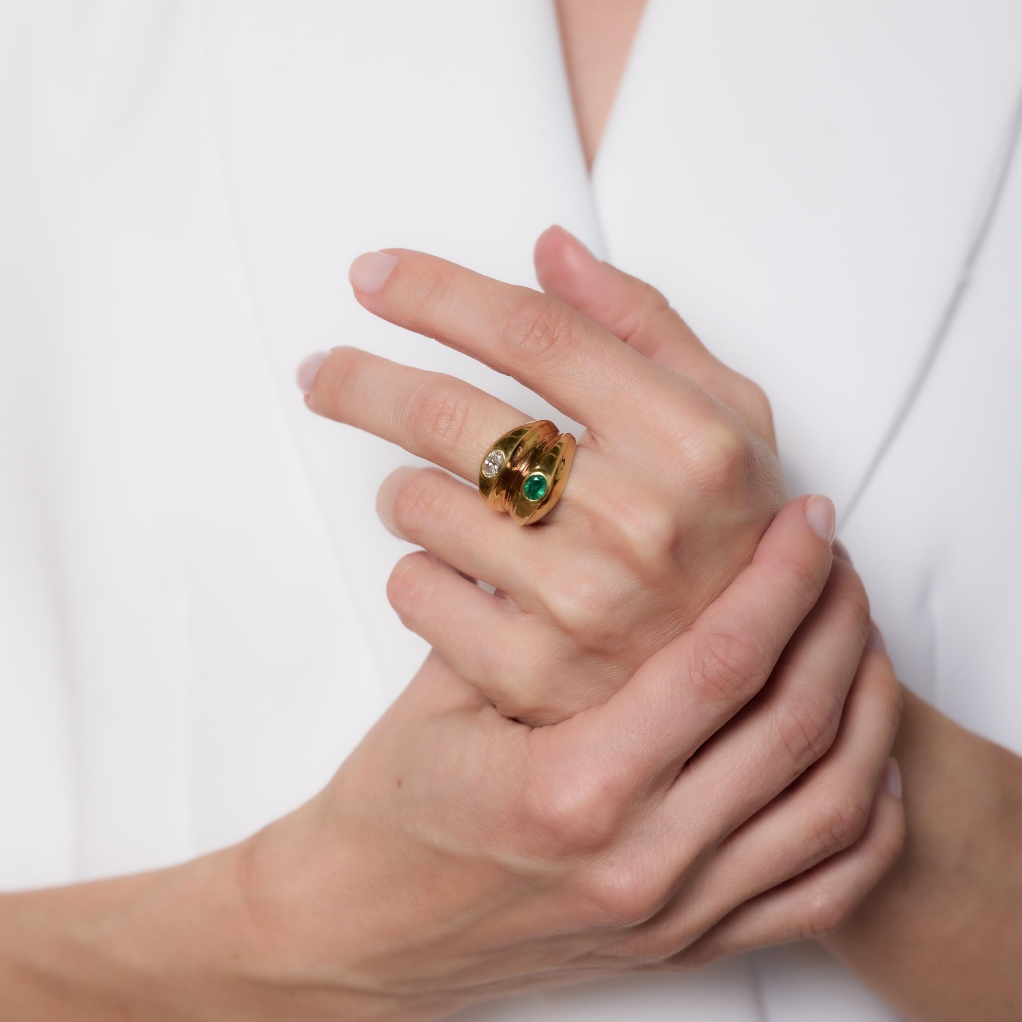 This vintage 18k yellow gold double band showcases a .40-carat oval cut emerald paired with a .40-carat oval cut diamond of G color and VS clarity. Crafted in the 1980s, it weighs 14.88 grams.

Center stone: Oval cut emerald 
Weight: Approximately