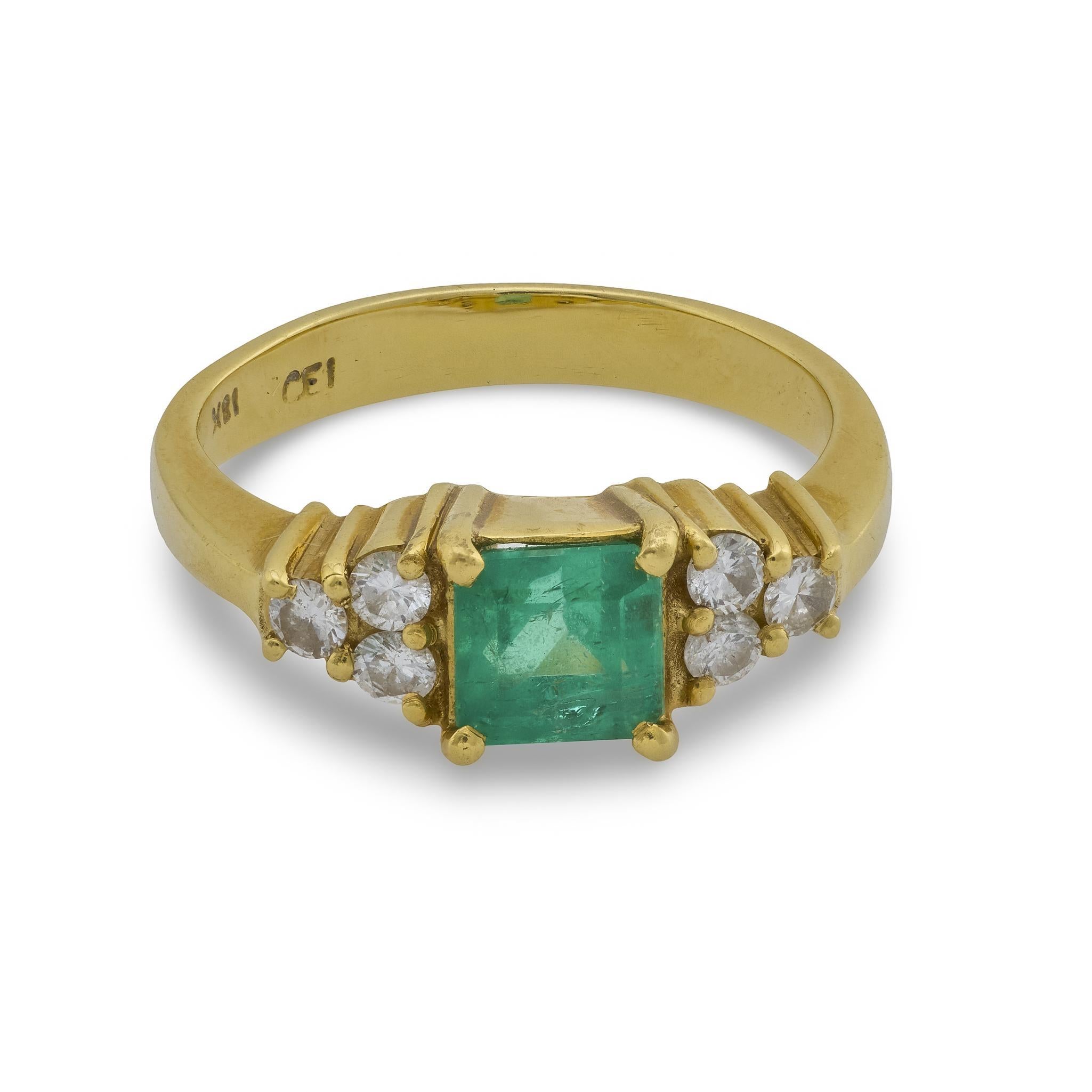 Moderne Bague de fiançailles vintage en or jaune 18k avec émeraude et diamant en vente