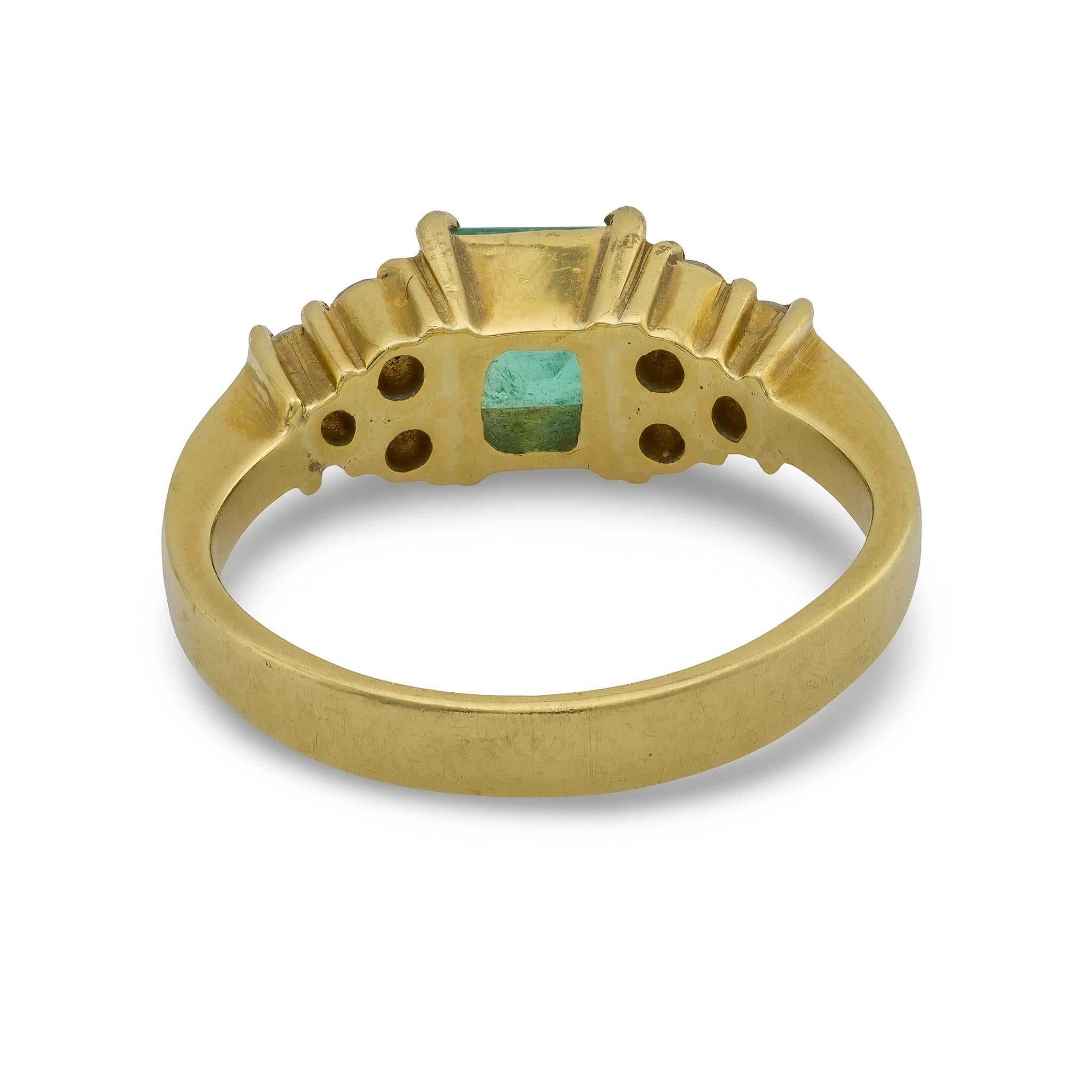 Bague de fiançailles vintage en or jaune 18k avec émeraude et diamant Bon état - En vente à Beverly Hills, CA