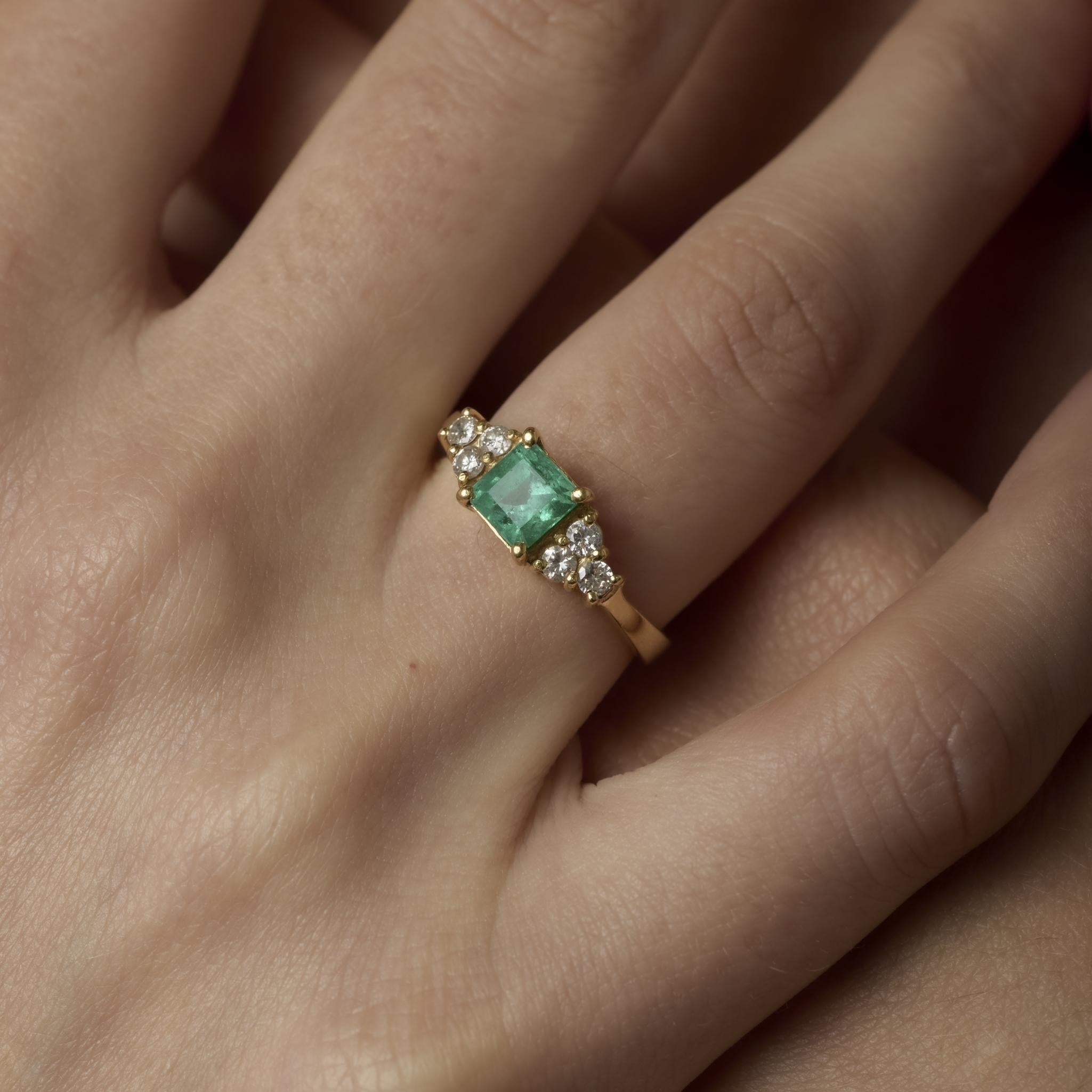 Bague de fiançailles vintage en or jaune 18k avec émeraude et diamant Pour femmes en vente