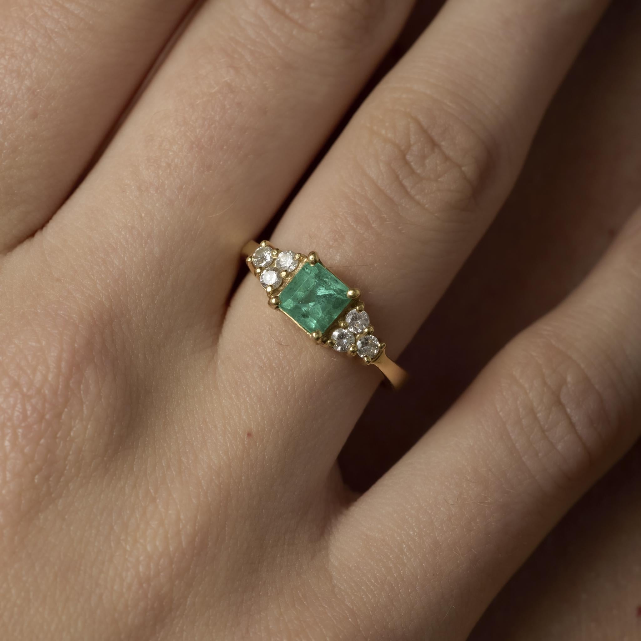 Bague de fiançailles vintage en or jaune 18k avec émeraude et diamant en vente 1