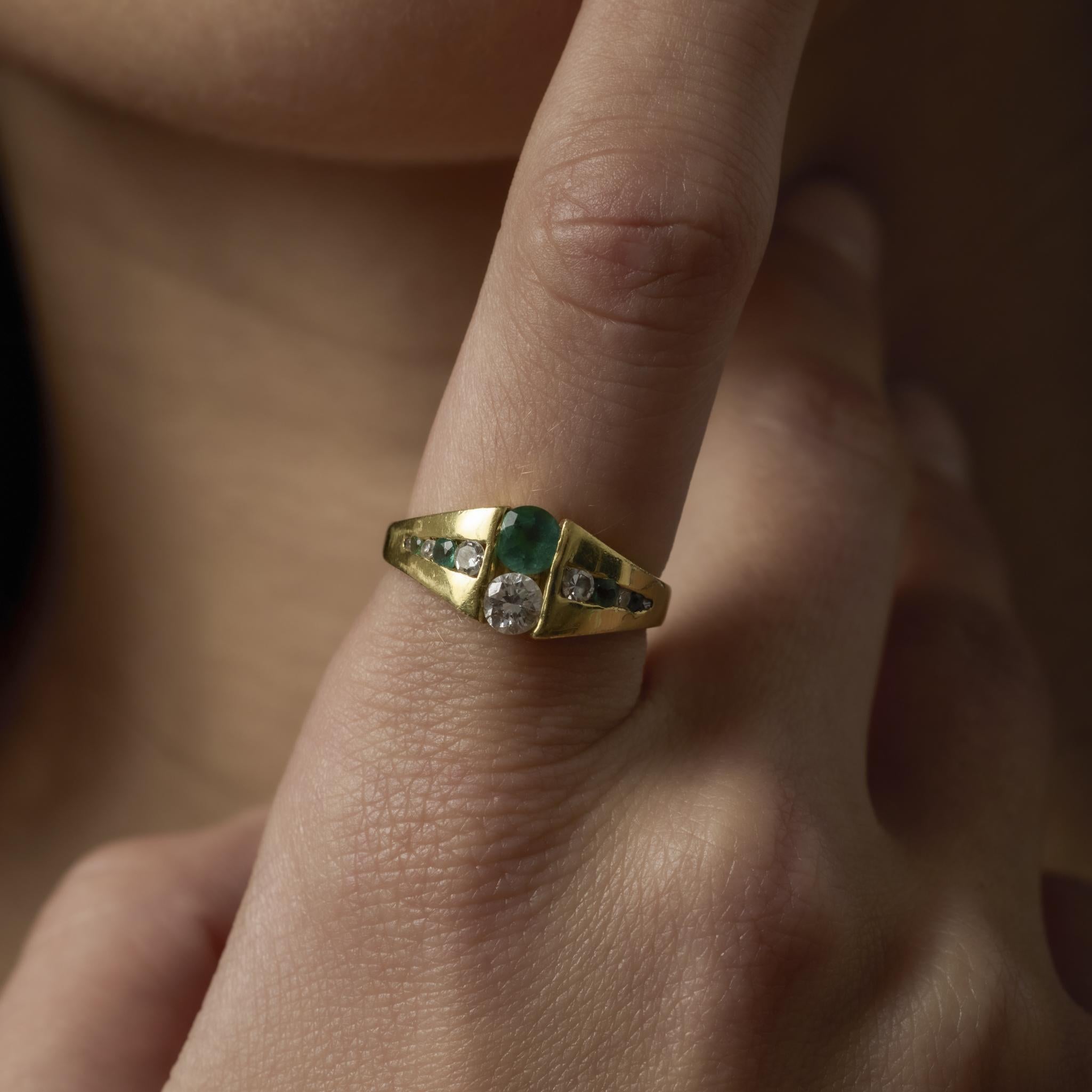 Une bague vintage en or jaune 18 carats sertie de 0,35 carats d'émeraudes et rehaussée de 0,35 carats de diamants étincelants de couleur G-H et de pureté SI pour une élégance vivante.