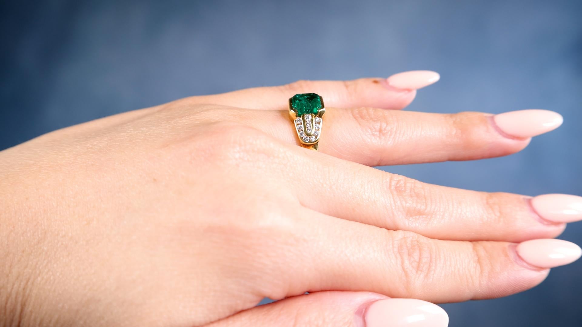 Vintage-Ring aus 18 Karat Gelbgold mit Smaragd und Diamant (Brillantschliff) im Angebot