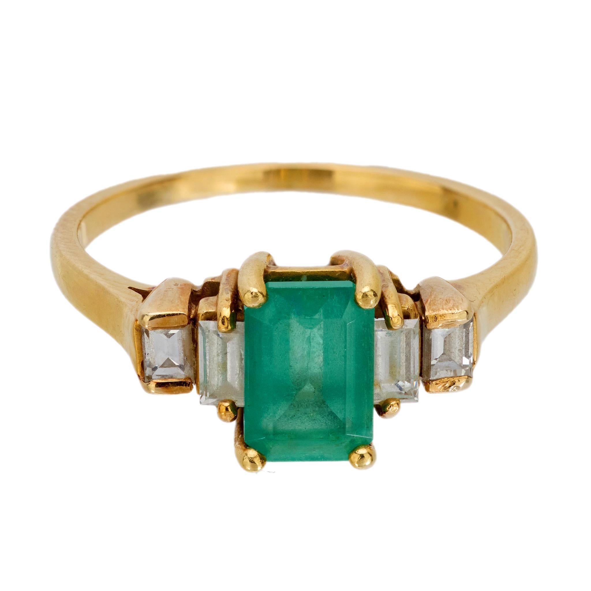 Modern Vintage emerald diamond 18k yellow gold ring For Sale