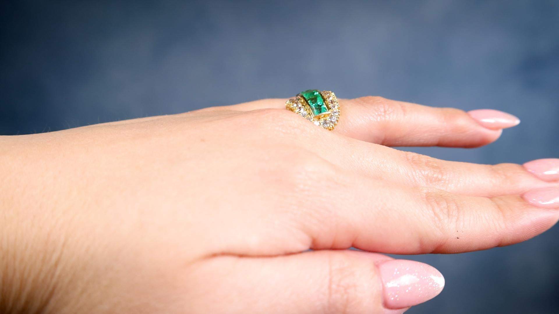 Vintage Emerald Diamond 18k Yellow Gold Ring In Good Condition For Sale In Beverly Hills, CA