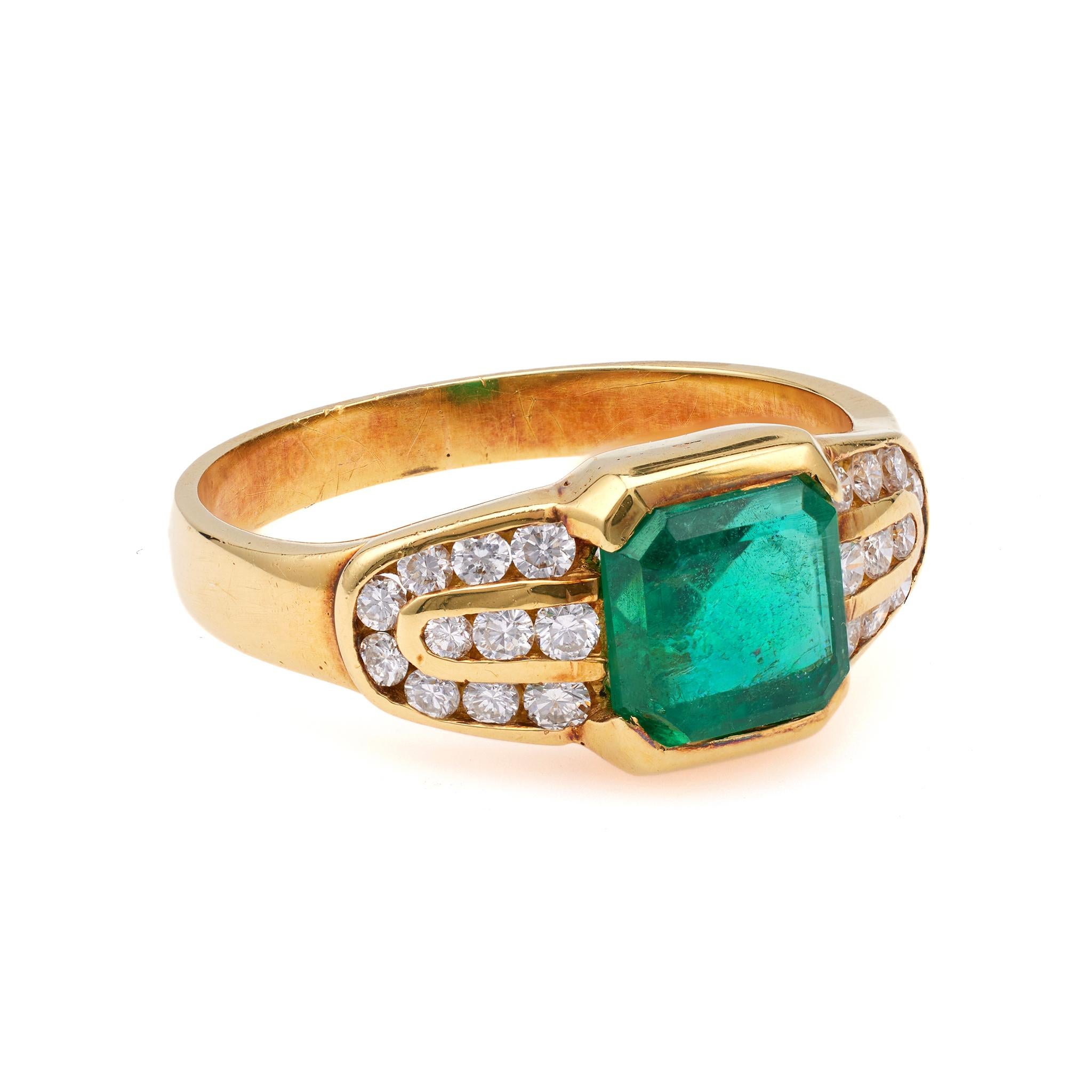 Vintage-Ring aus 18 Karat Gelbgold mit Smaragd und Diamant im Zustand „Gut“ im Angebot in Beverly Hills, CA