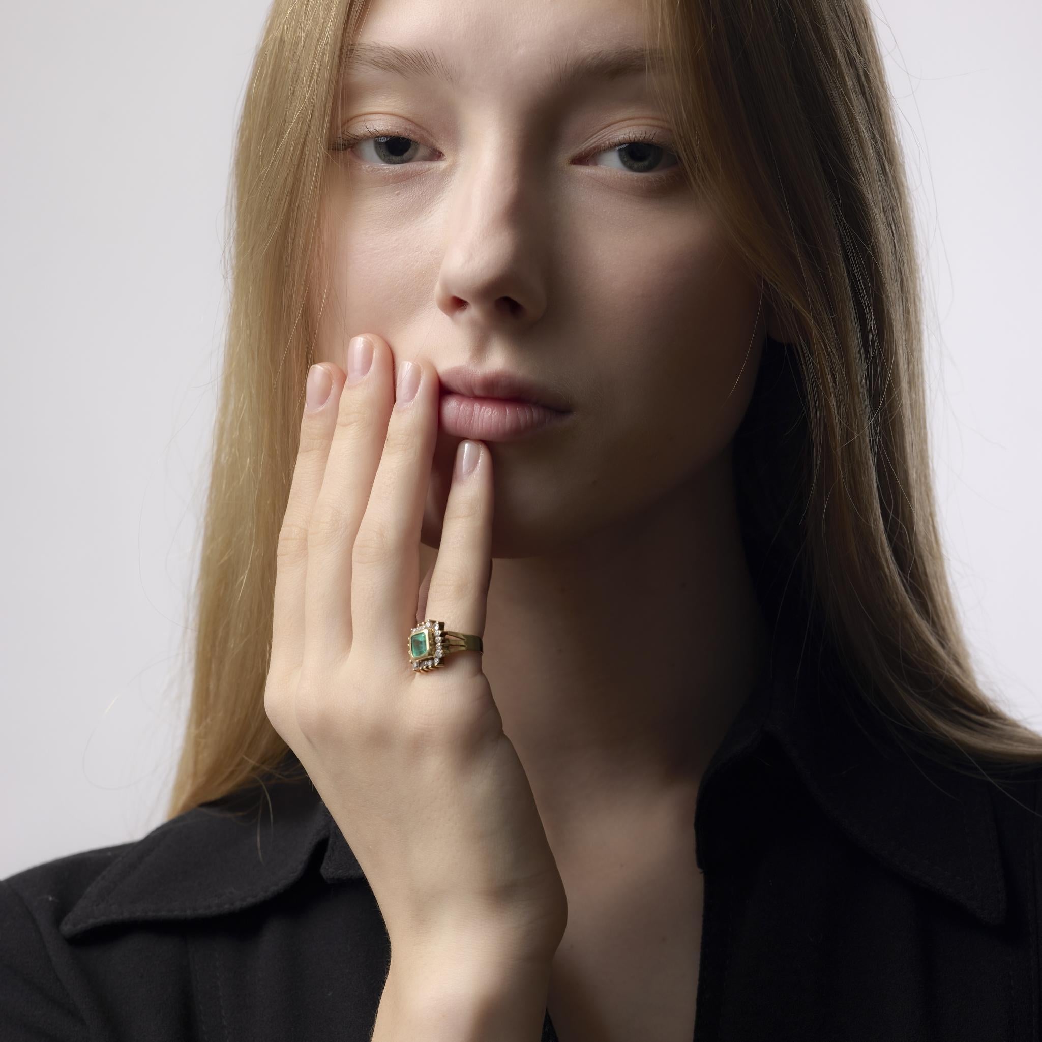 Taille carrée Bague vintage en or jaune 18k avec émeraude et diamant en vente