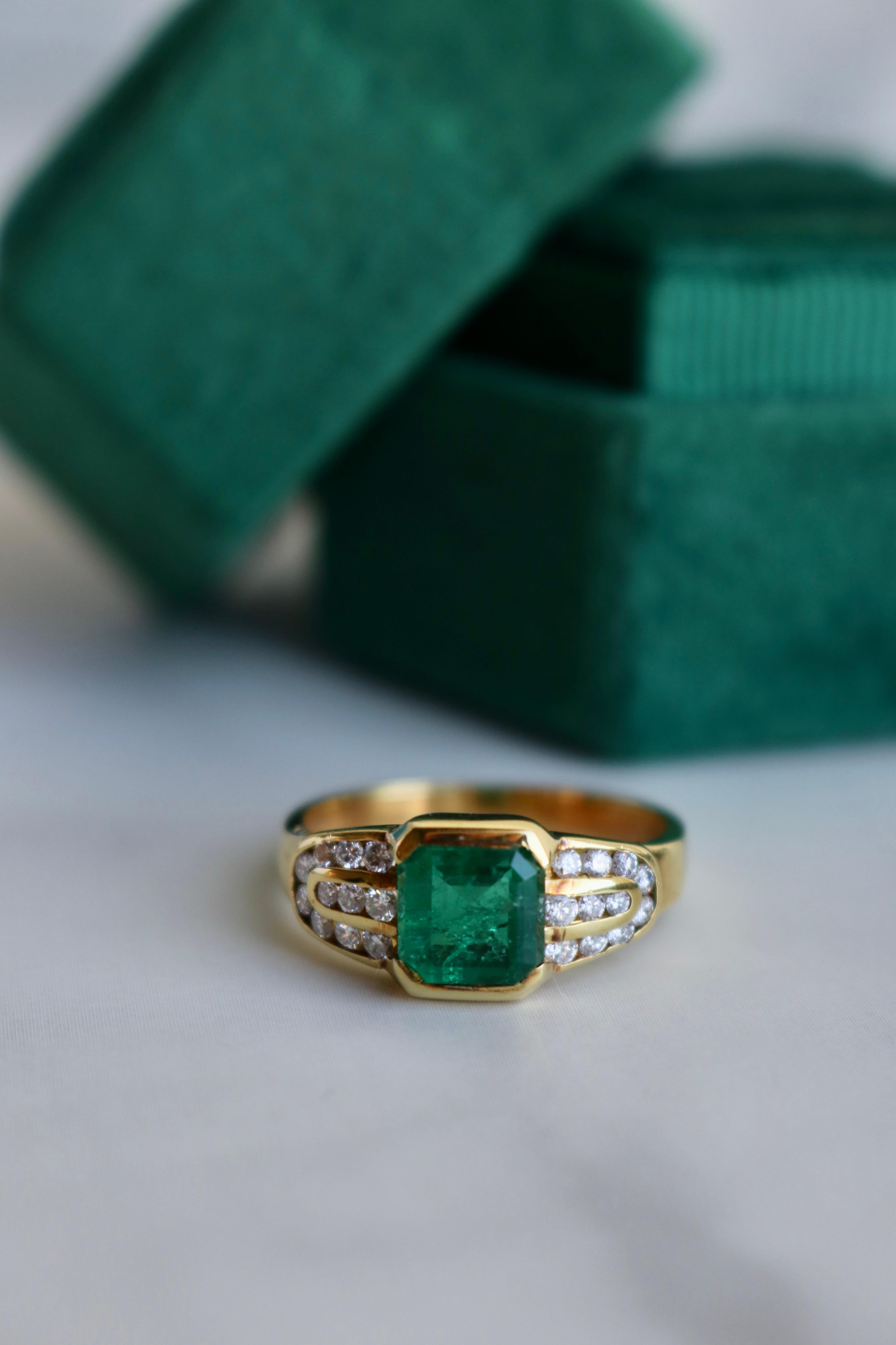 Women's or Men's Vintage Emerald Diamond 18k Yellow Gold Ring For Sale