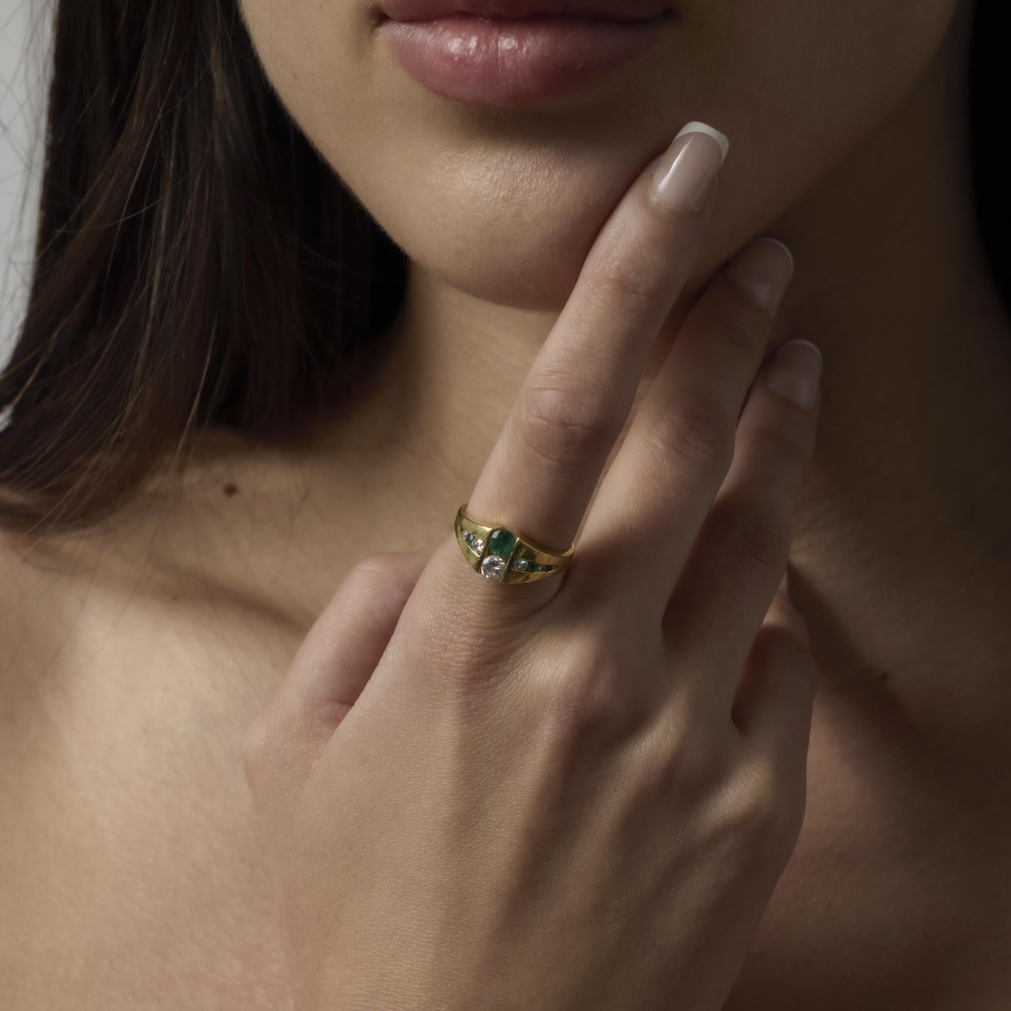 Bague vintage en or jaune 18k avec émeraude et diamant Pour femmes en vente