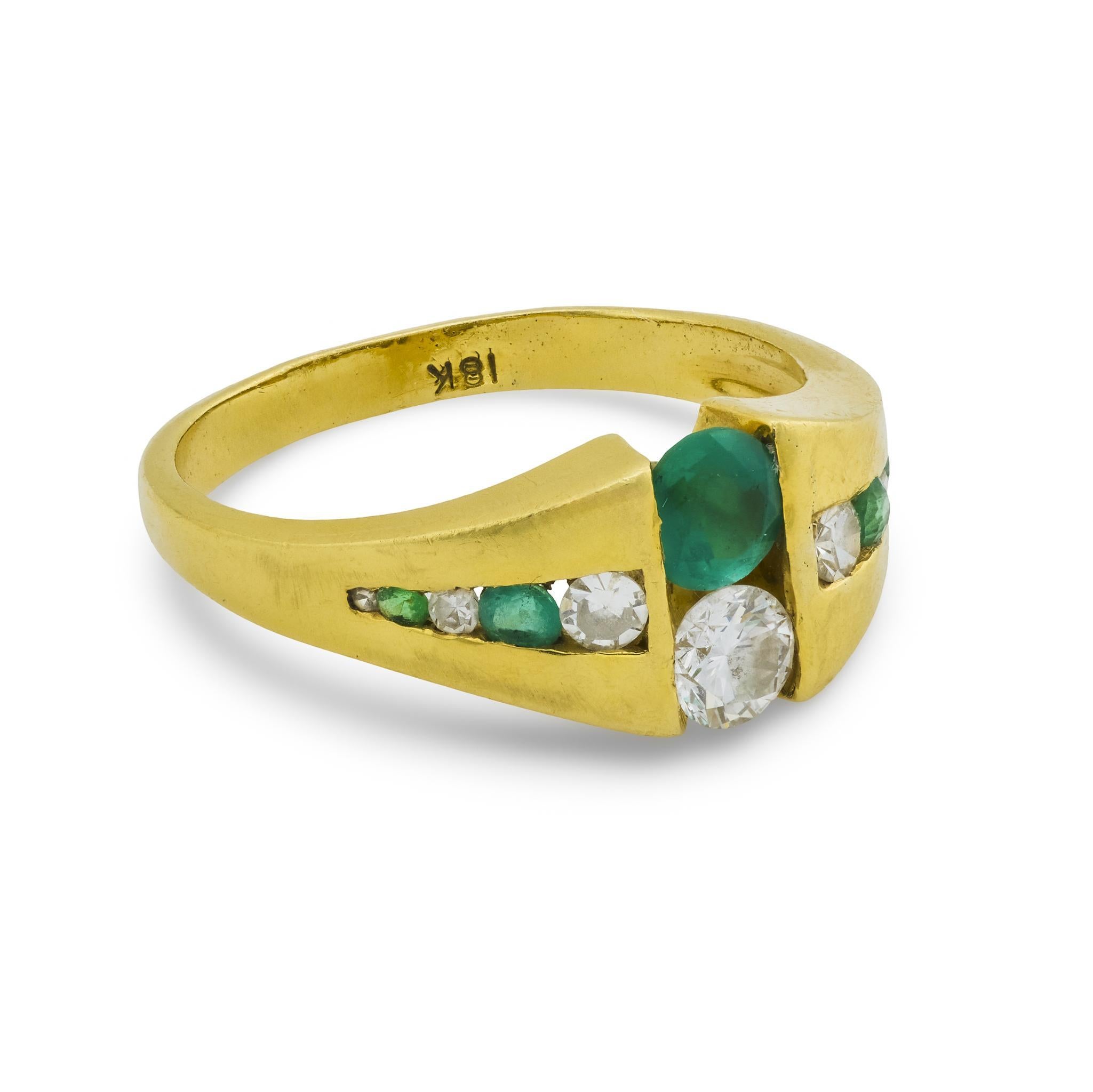 Bague vintage en or jaune 18k avec émeraude et diamant en vente 1