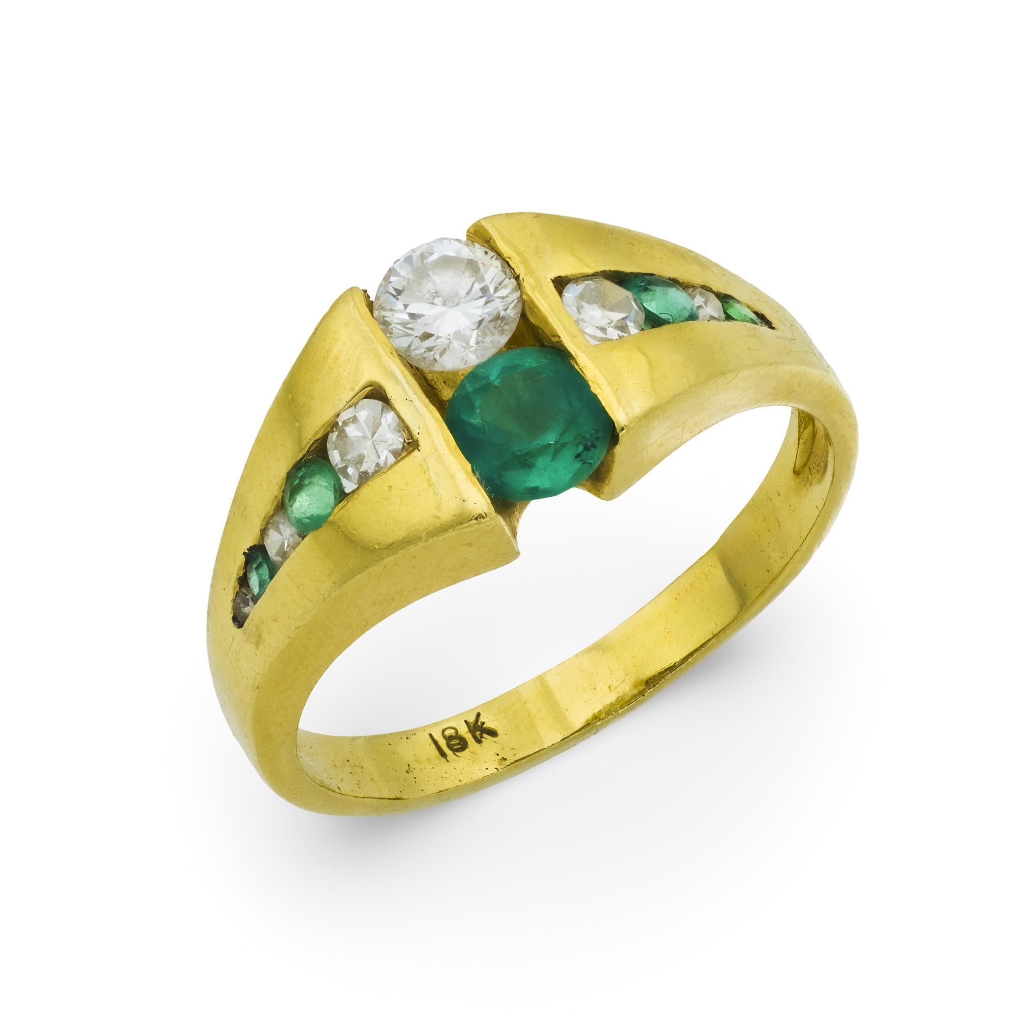 Bague vintage en or jaune 18k avec émeraude et diamant en vente
