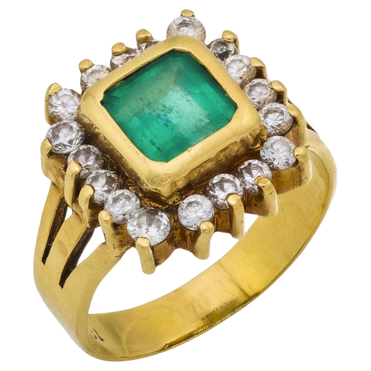 Bague vintage en or jaune 18k avec émeraude et diamant en vente