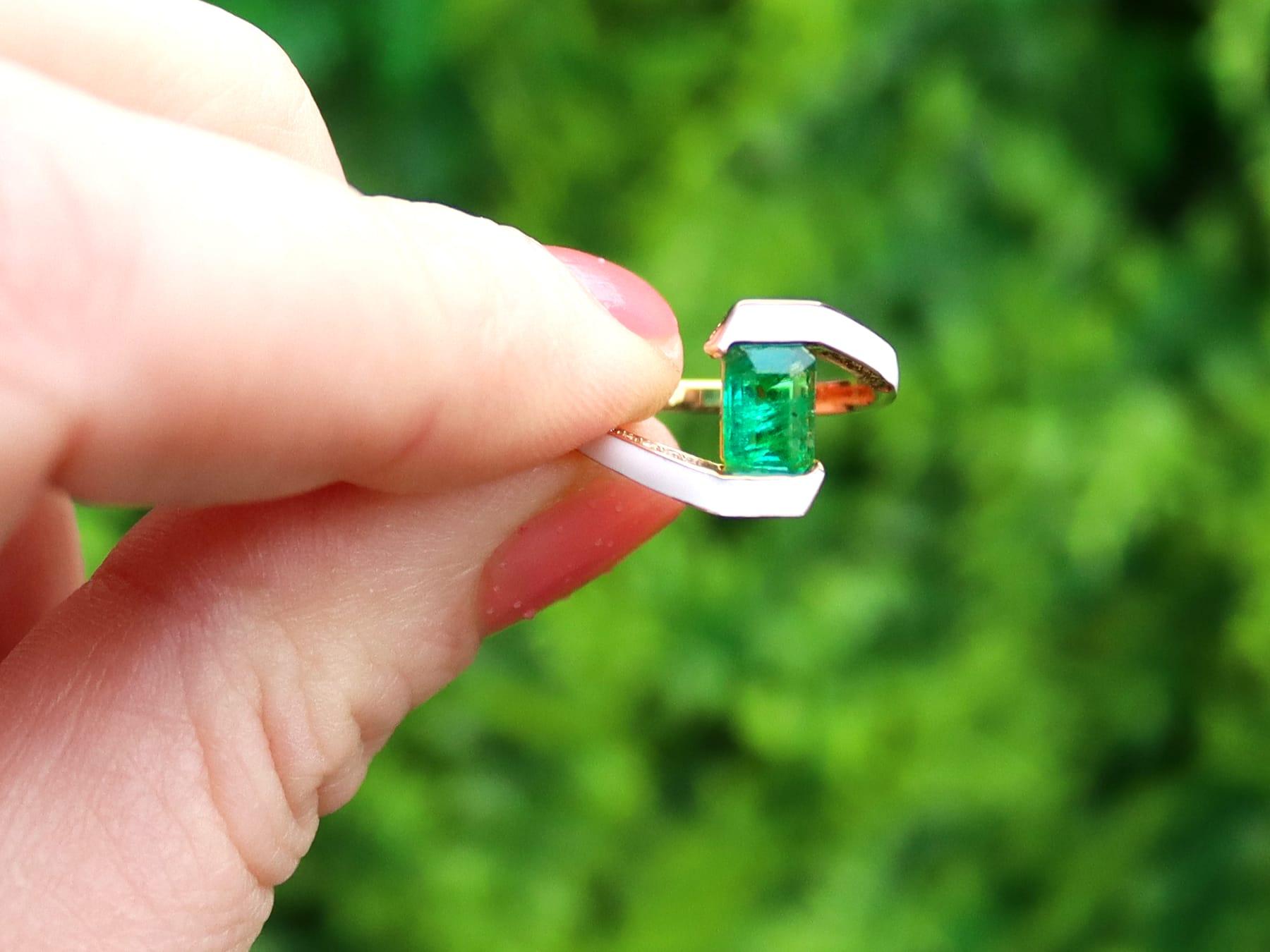 A fine and impressive 0.83 carat emerald, enamel and 0.09 carat diamond, 18 karat yellow gold twist ring; part of our diverse vintage jewelry collections

This fine and impressive vintage emerald ring has been crafted in 18k yellow gold.

The twist