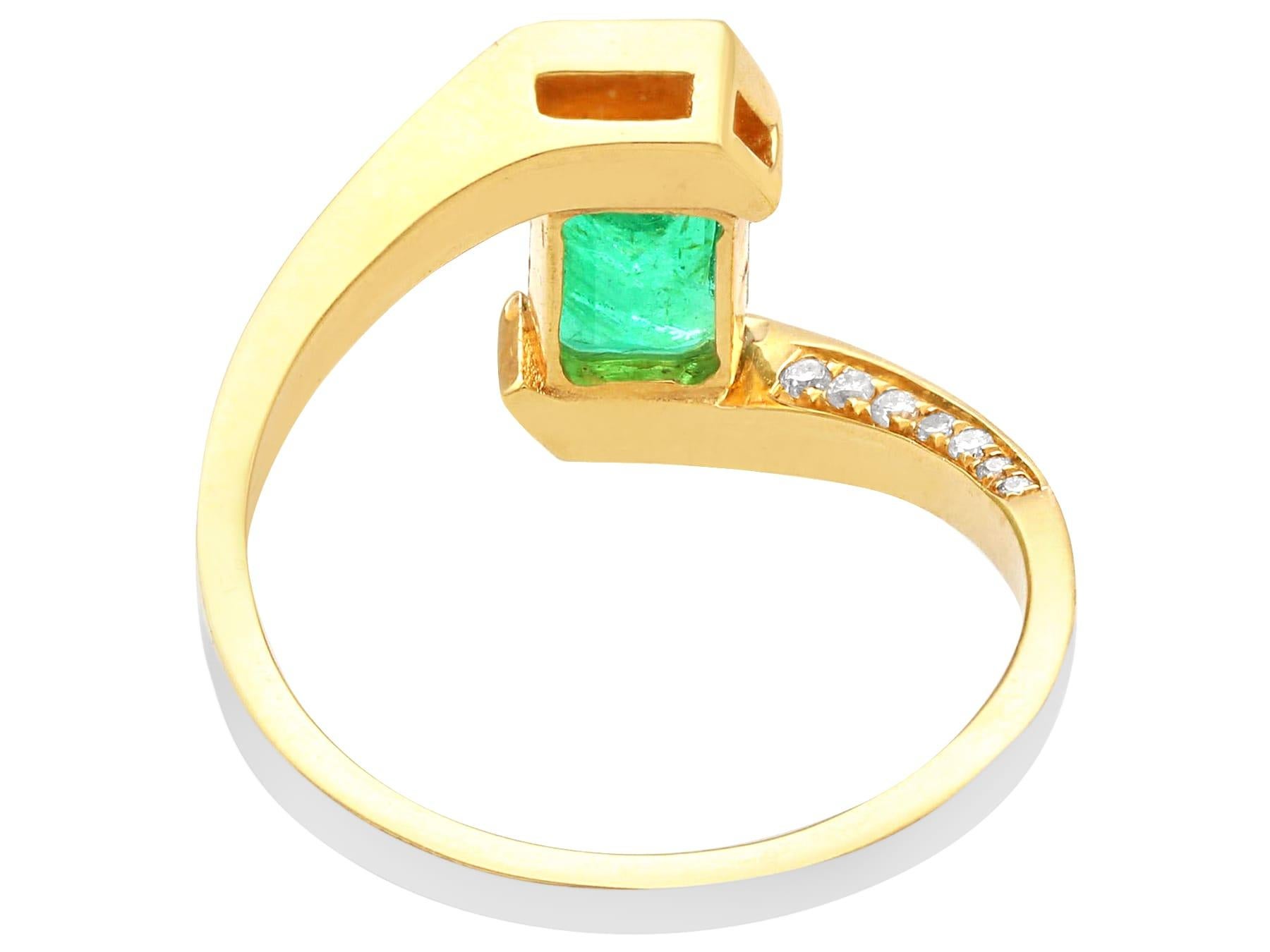 Vintage Emerald Diamond and Enamel Yellow Gold Twist Ring In Excellent Condition For Sale In Jesmond, Newcastle Upon Tyne