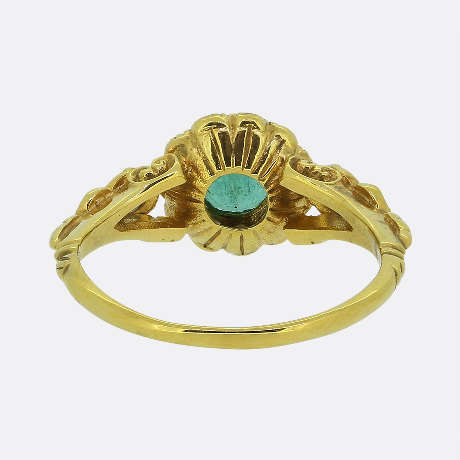 Vintage Emerald Diamond Cluster Ring In Good Condition For Sale In London, GB