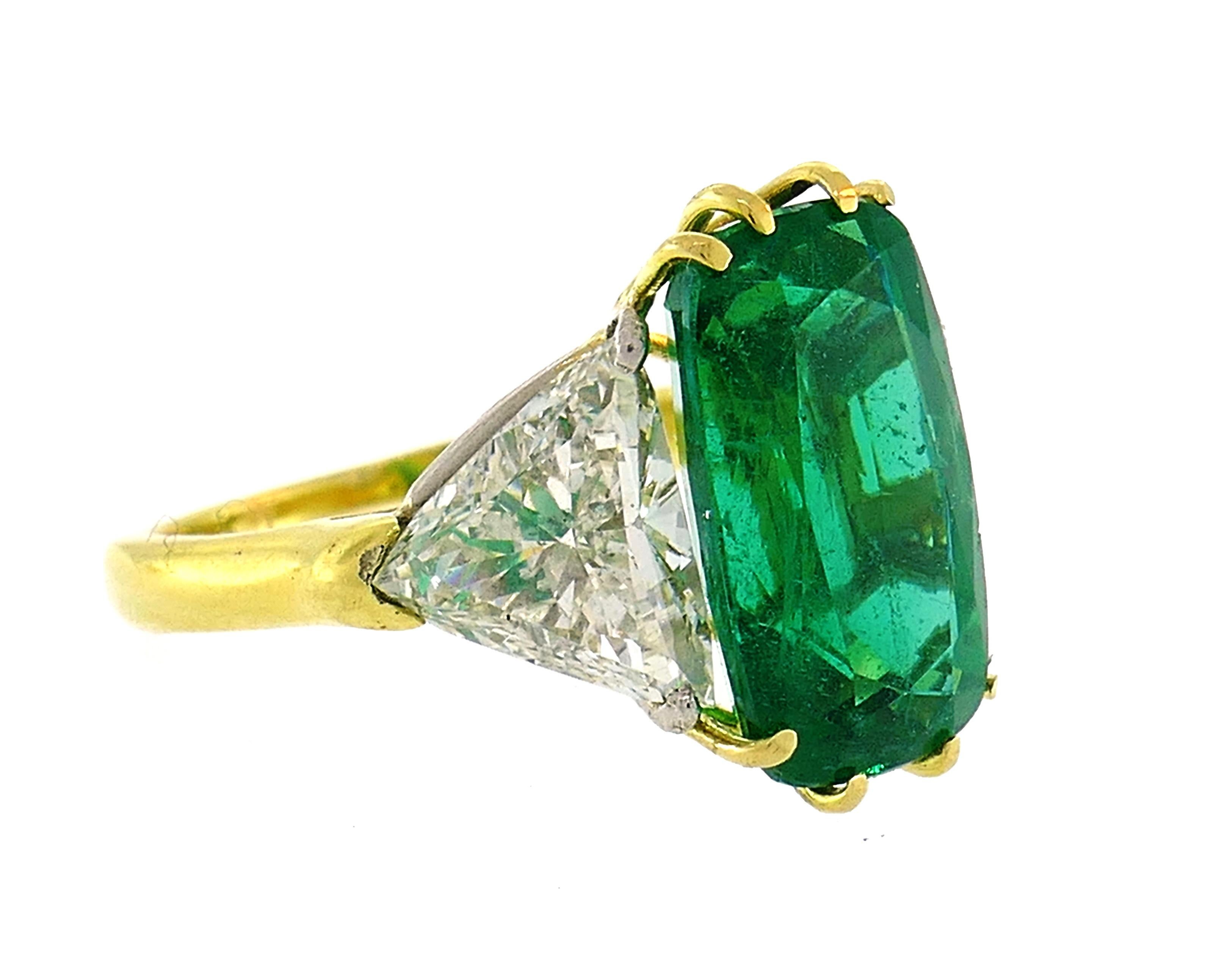 Vintage Emerald Diamond Gold Three-Stone Ring In Good Condition In Beverly Hills, CA