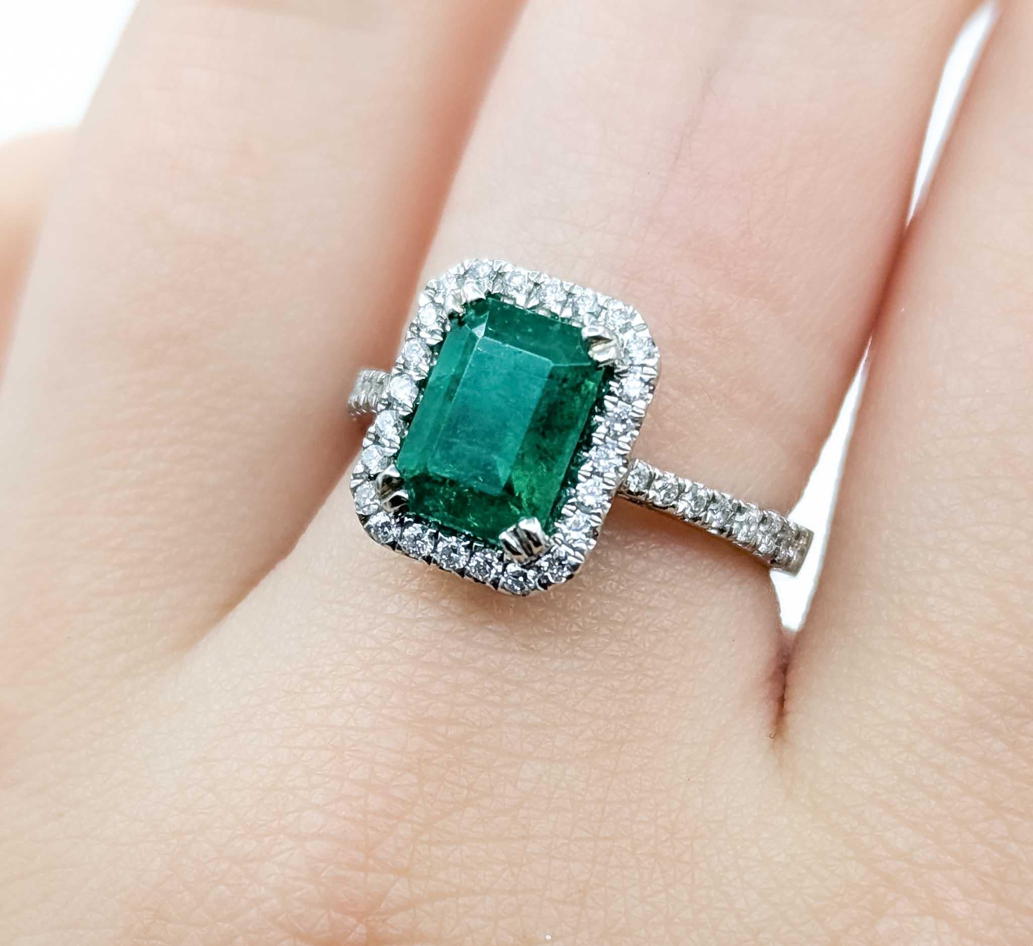 Vintage Emerald Diamond Halo Ring in 14k White Gold In Excellent Condition For Sale In Bloomington, MN