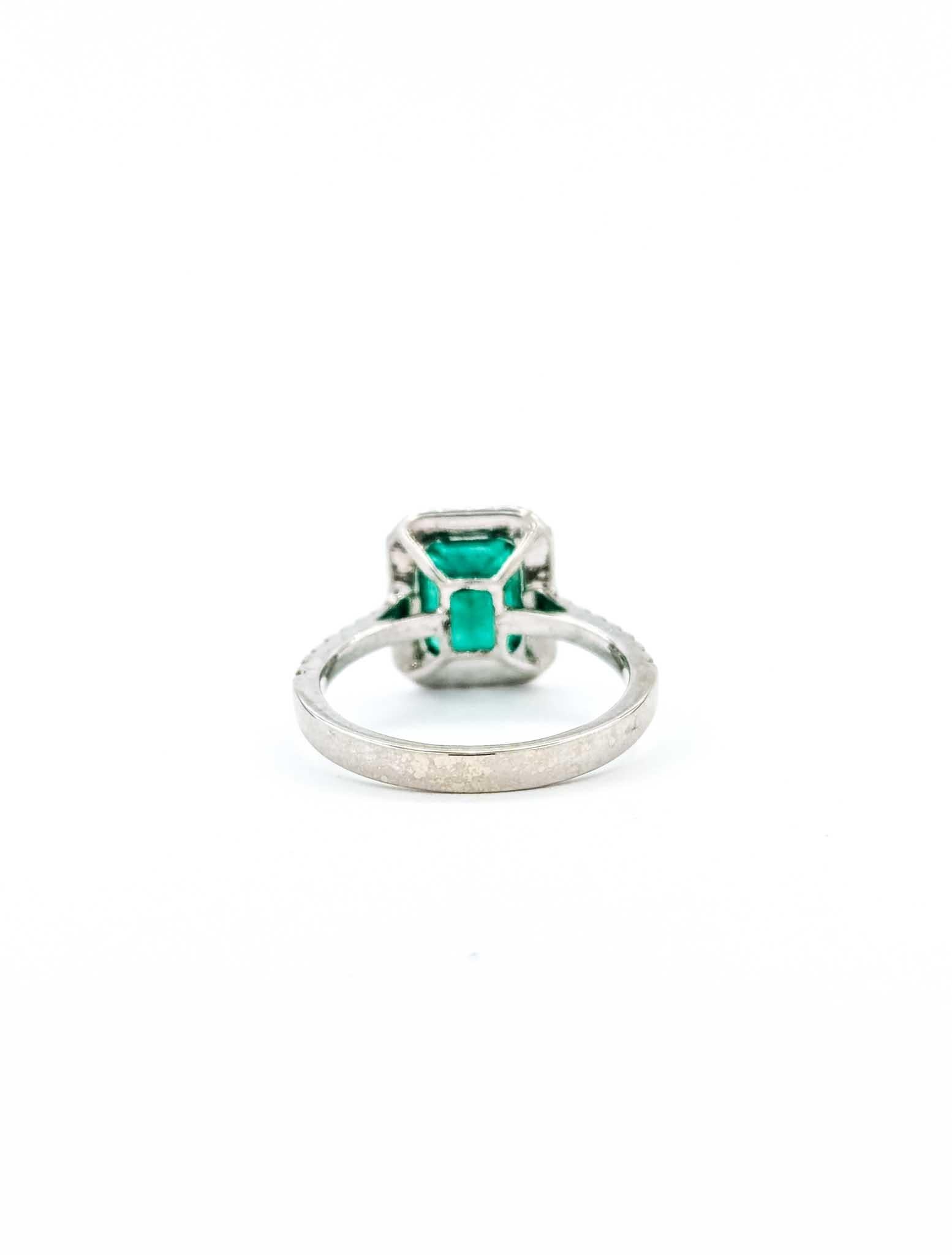 Vintage Emerald Diamond Halo Ring in 14k White Gold For Sale 2