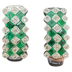 Ohrringe im Huggie-Stil mit Smaragd und Diamant 14K Weißgold