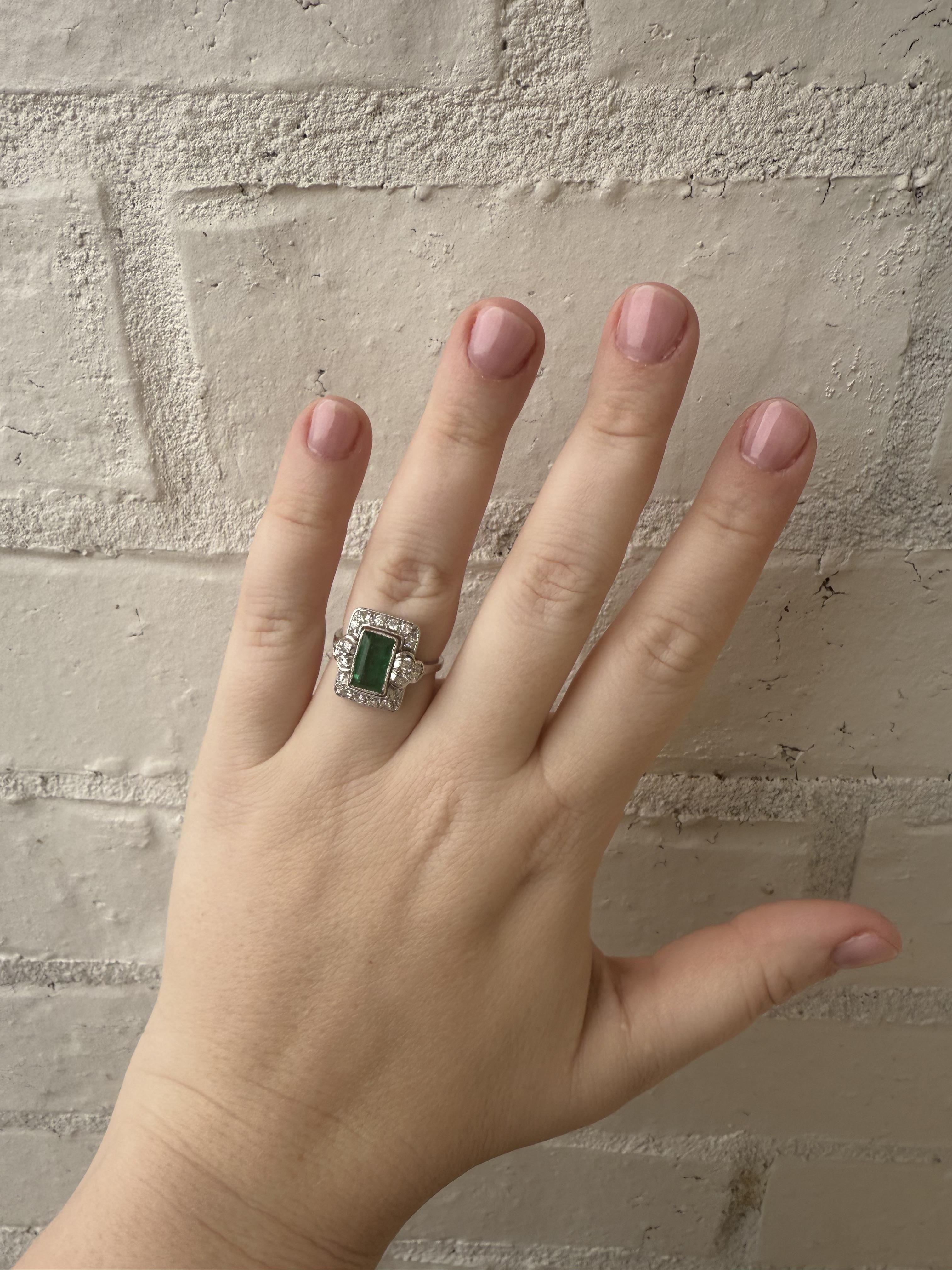 Ci piace sempre un bel cocktail di smeraldi!!!

Dettagli dell'anello
Materiale: Platino
Lunghezza della testa: 17 mm
Larghezza della testa: 12,5 mm
Altezza della testa: 4,5 mm
Larghezza del gambo: 1,5 mm
Peso: 5.37 grammi
Dimensioni: 8