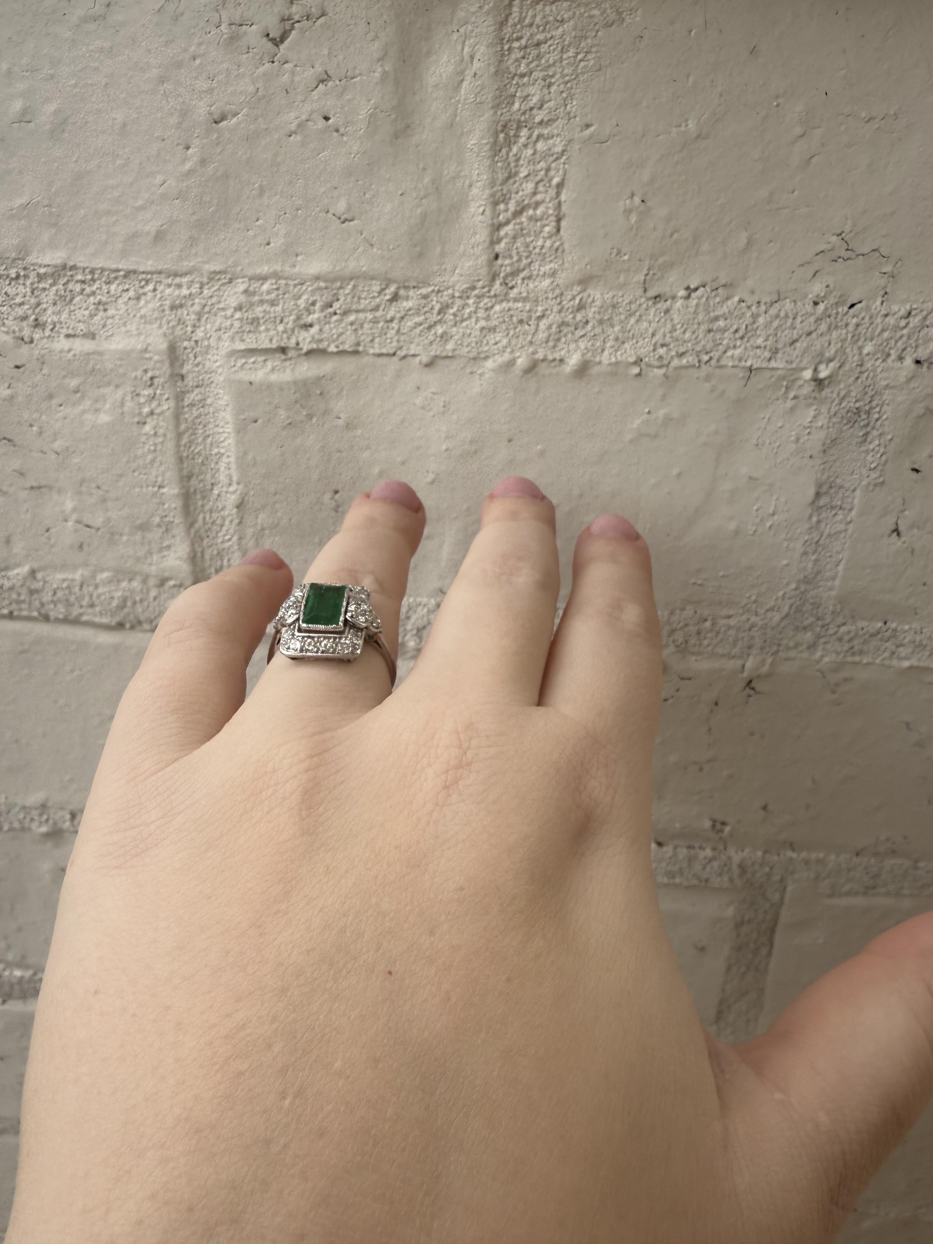 Art Déco Anello da cocktail in platino con smeraldo e diamante vintage GIA in vendita